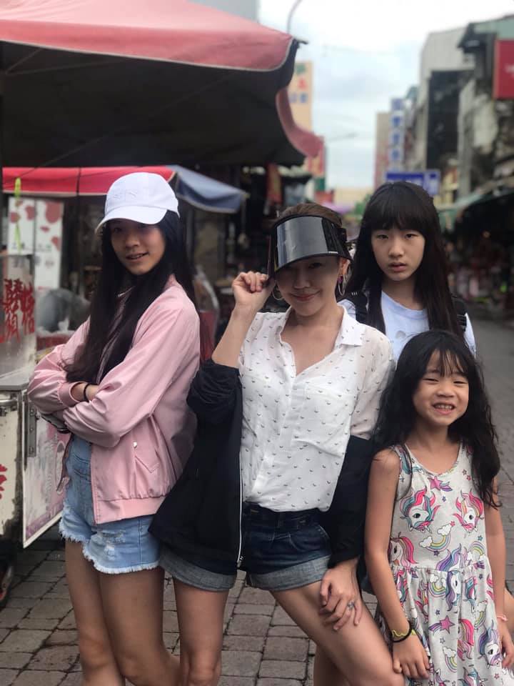 小S(左二)經常曬出與3個女兒的合照,讓她們從小就累積不少知名度。(翻攝自小S臉書)