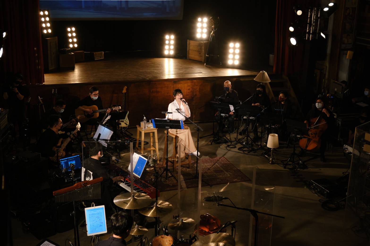 劉若英昨晚於網上舉行《劉若英陪你線上演唱會》，特地選在新竹內灣戲院開唱。（相信音樂提供）