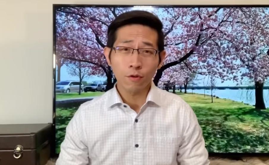 張經義拍影片表示，對於最近惹出的爭議，他身為一名記者問心無愧。（翻攝自張經義臉書）