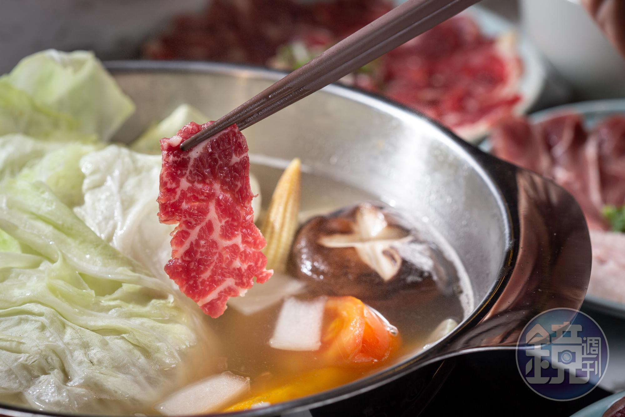 板橋遠百中山店新開的火鍋店，同時供應台灣飼養的牛、羊與雞肉，只要輕涮幾秒，就能吃到最甘美的食材本味。