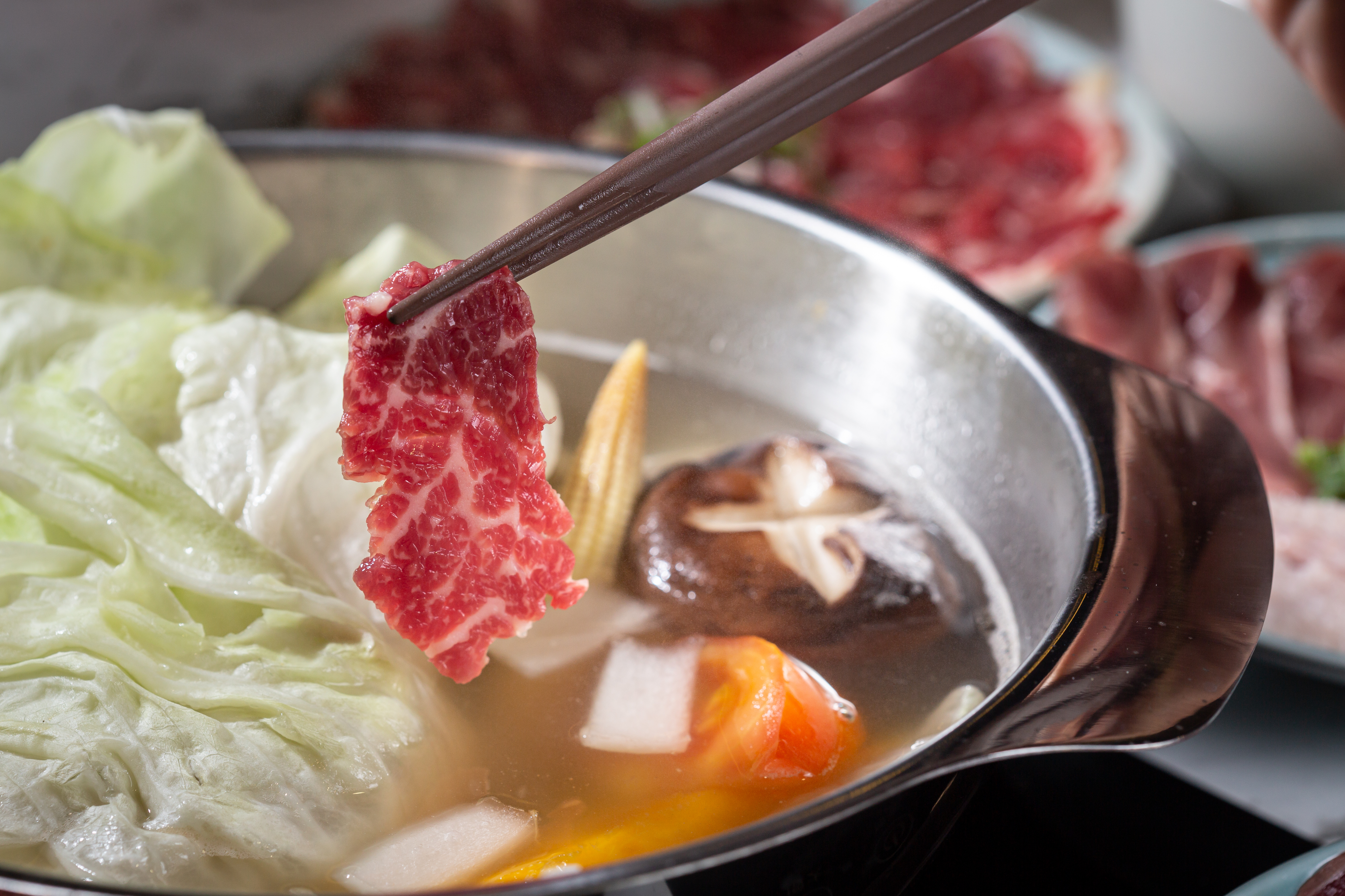 板橋遠百中山店新開的火鍋店，同時供應台灣飼養的牛、羊與雞肉，只要輕涮幾秒，就能吃到最甘美的食材本味。