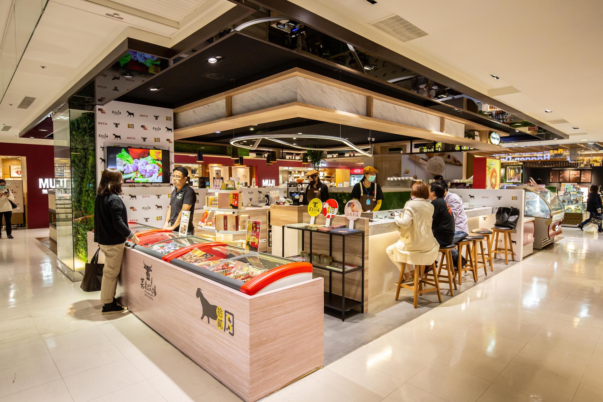 在疫情中開張的是火鍋店，也是國產肉品專賣店。