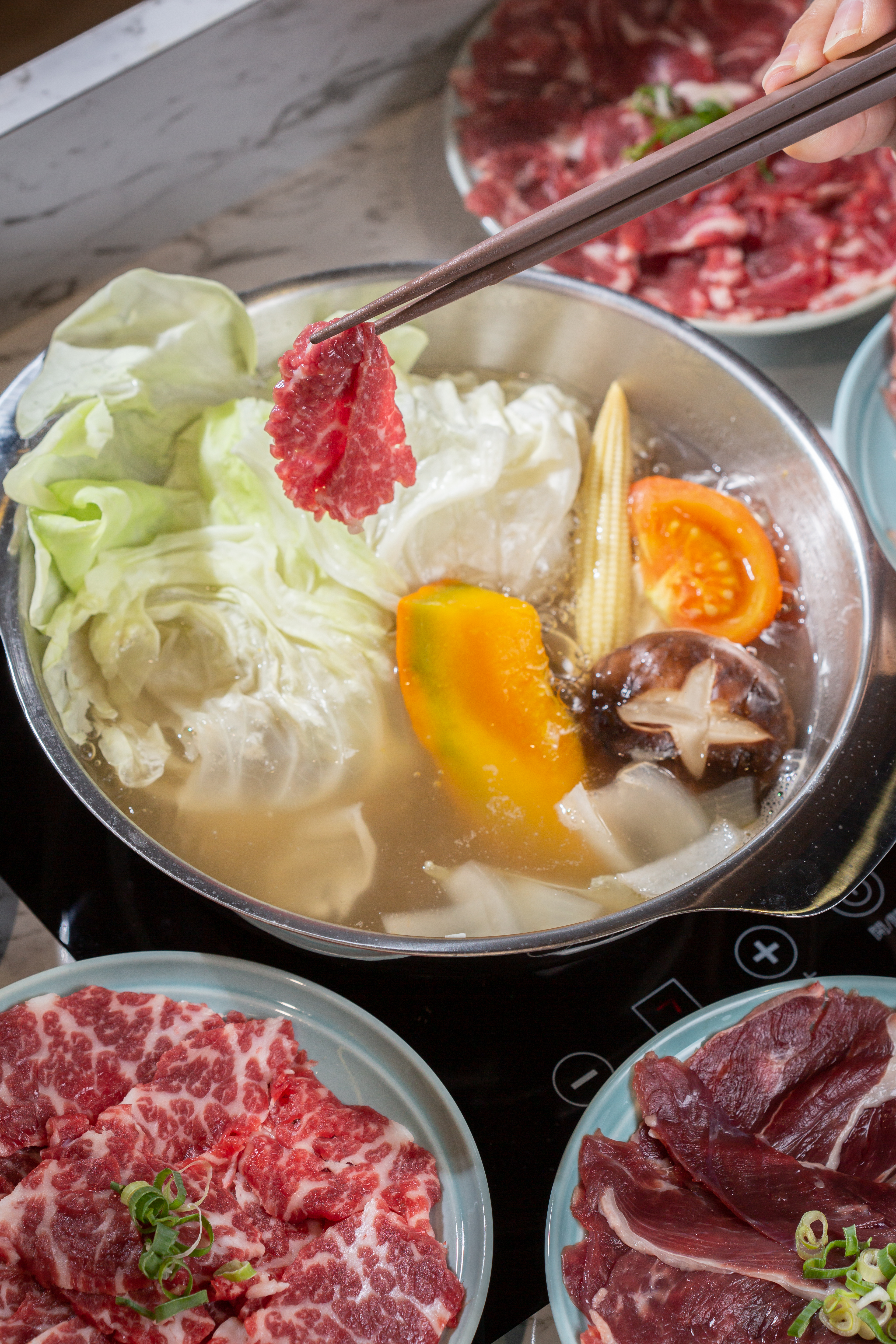每日精選來自「芸彰牧場」的台灣牛肉,入鍋涮3秒最剛好。(350元/芸彰牧場台灣牛肉火鍋套餐)