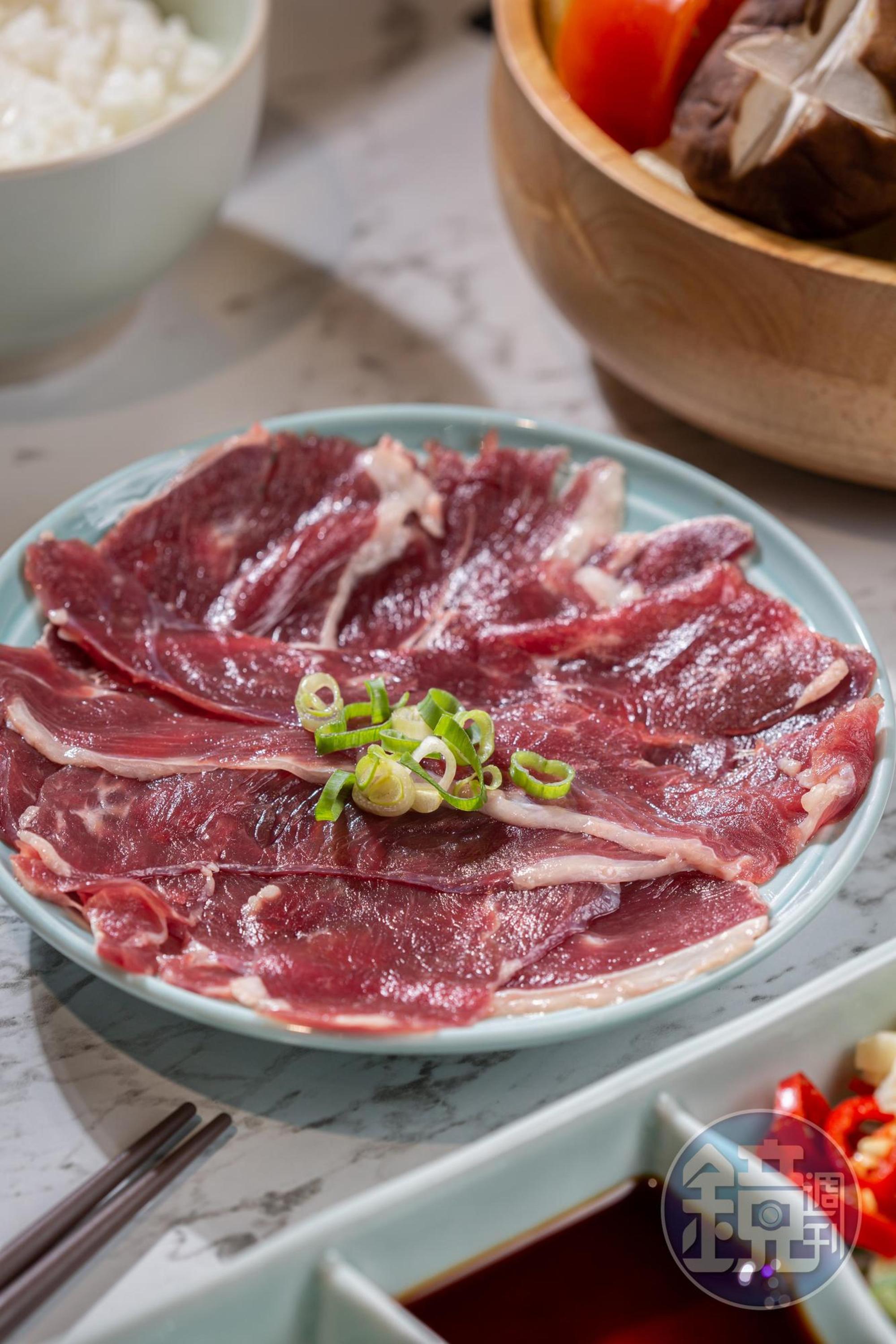 在屏東「育牧畜牧場」飼養12個月以上的台灣羊腿肉，口感十足，毫無羶腥味。（380元／晶傳拾貳月羊肉火鍋套餐）