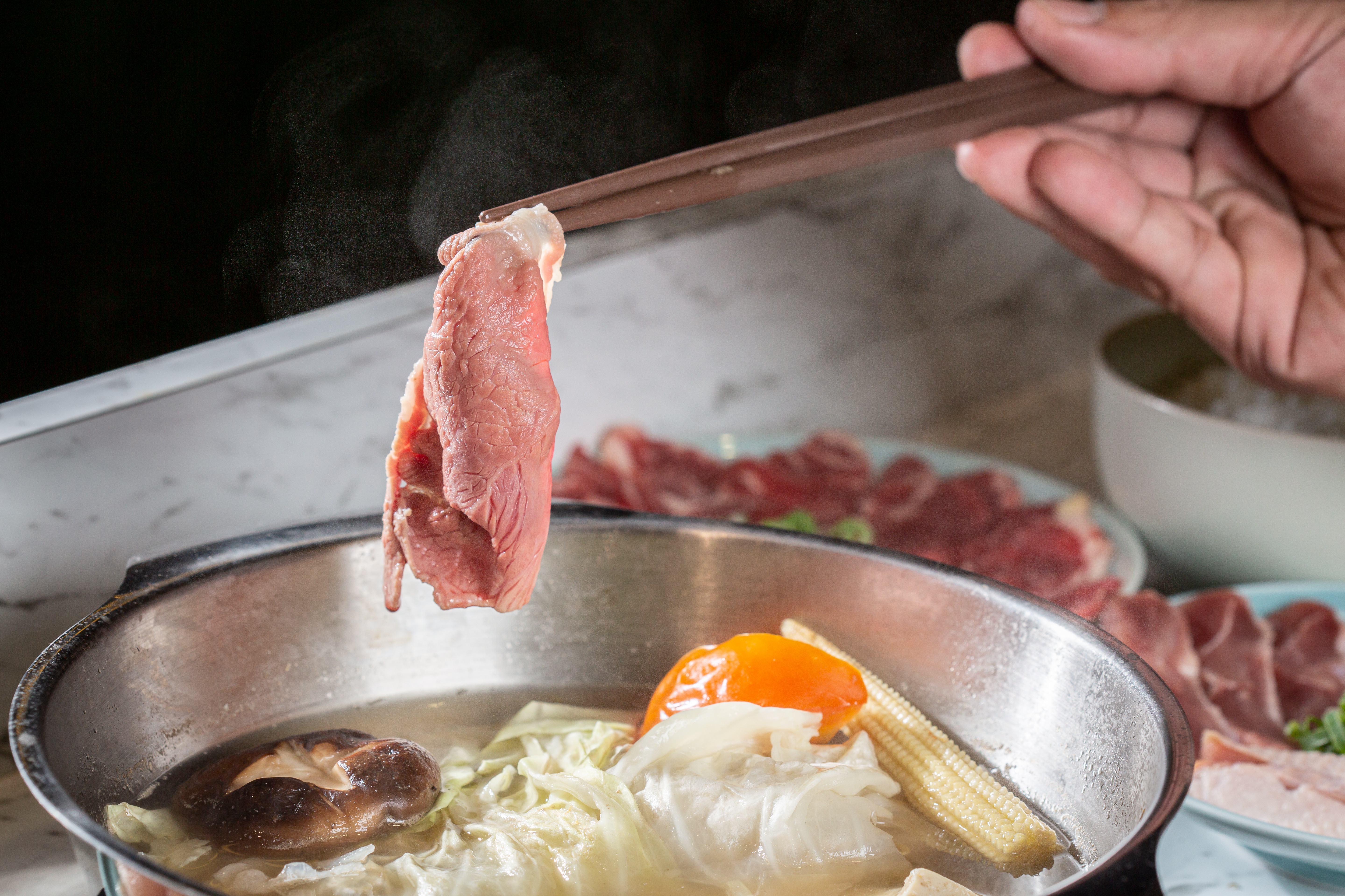 羊腿肉也只需要入鍋數秒,就能鮮嫩入口。