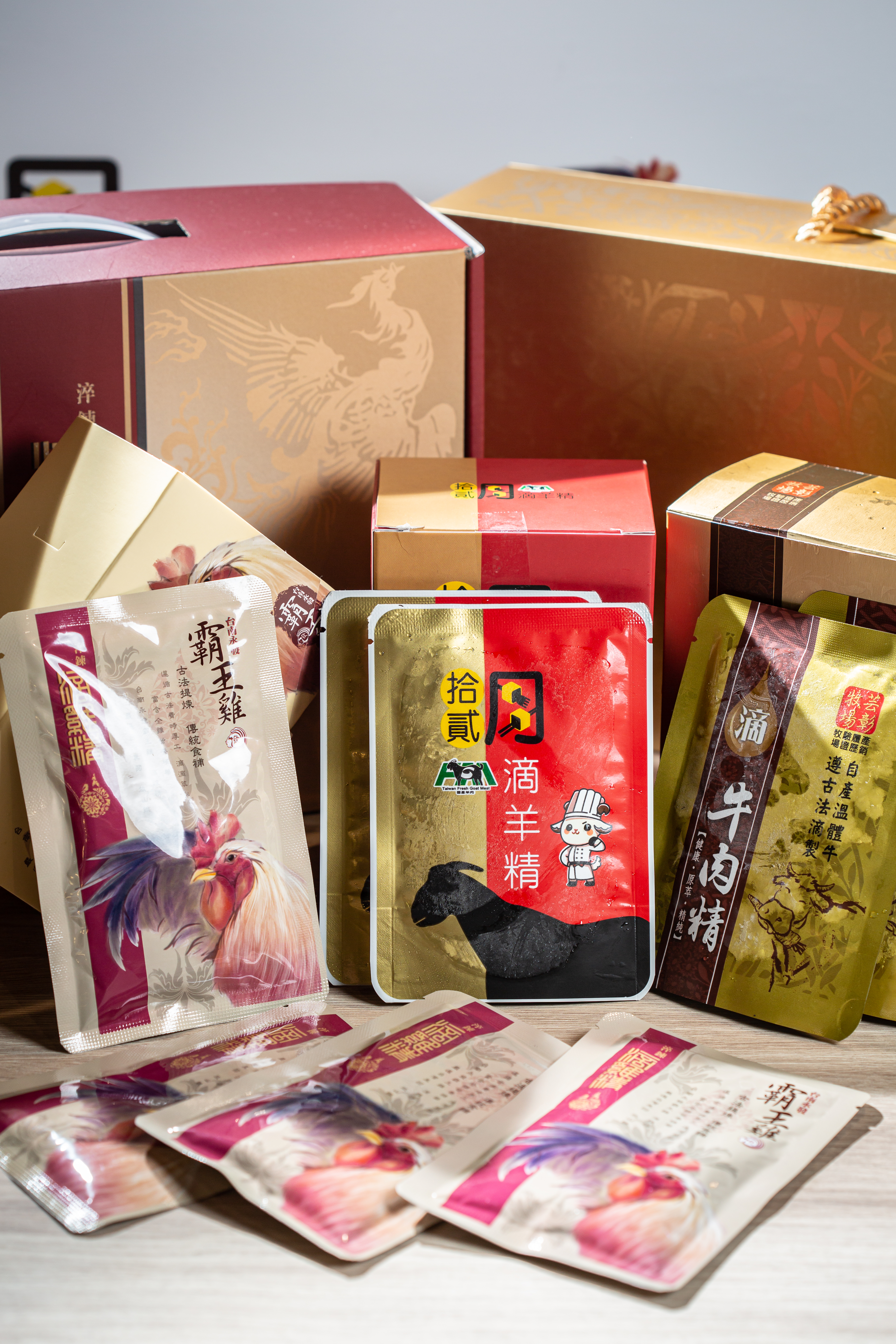 現在流行的「滴╳精」,在這裡也有牛、羊、雞3種選擇。(滴牛精3,600元/15包、滴羊精2,500元/10包、低雞精900元/6包)