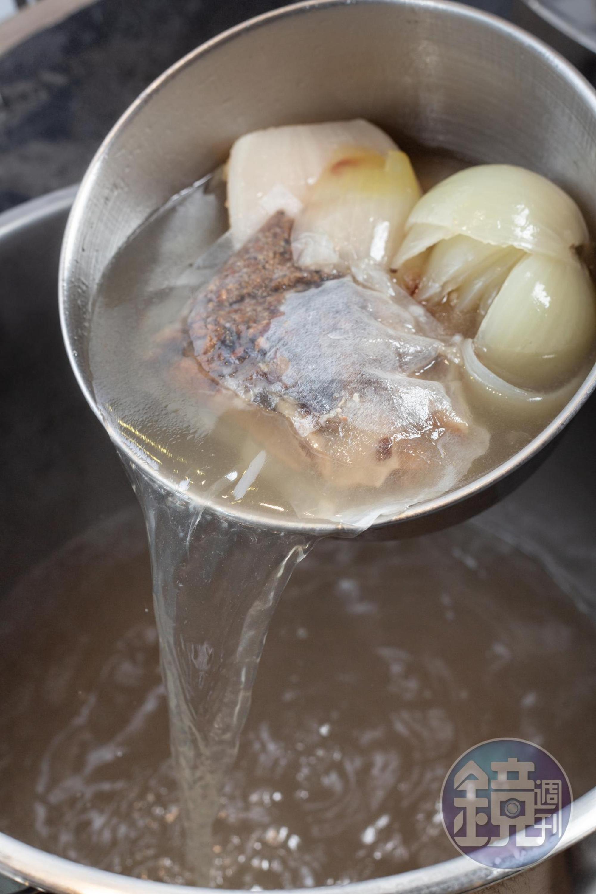 雖是百貨公司中的小火鍋，湯頭卻下了重本，用牛、雞與蔬菜熬出滋味。