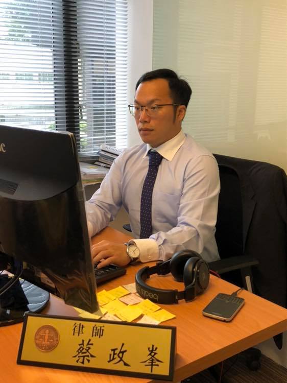 若遇到變態做出變態的舉動,律師蔡政峯建議,要鼓起勇氣盡可能利用手機拍攝下來對方猥褻行為的過程。(翻攝自蔡政峯臉書)