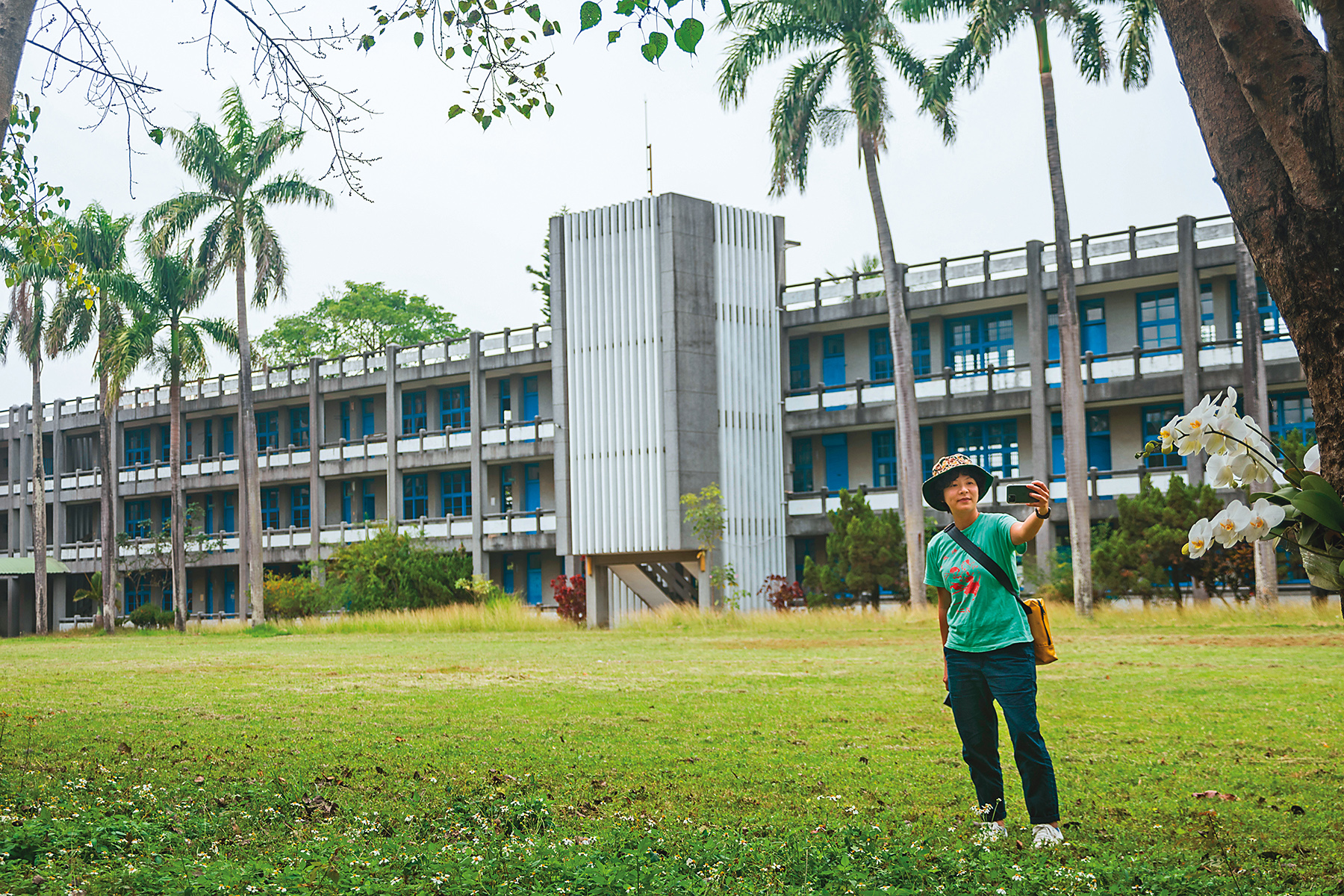 劇中男女主角3人在校園合照的場景，就是在新舊 教學大樓之間的草坪上。 
