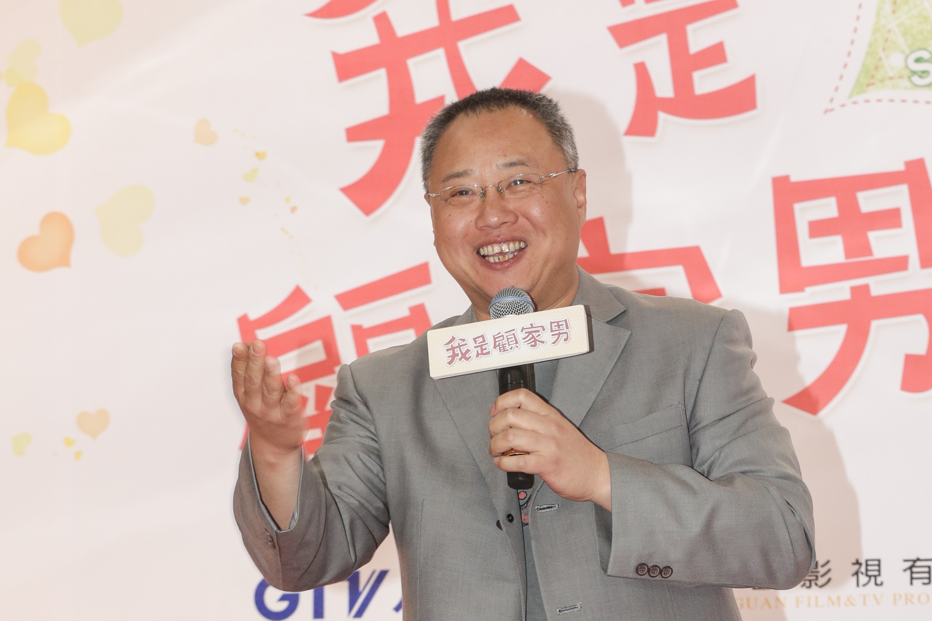 綠光劇團前團長，知名製片陳希聖因新冠疫情導致大陸拍攝工作停擺，最近投入「返笑日」計劃。