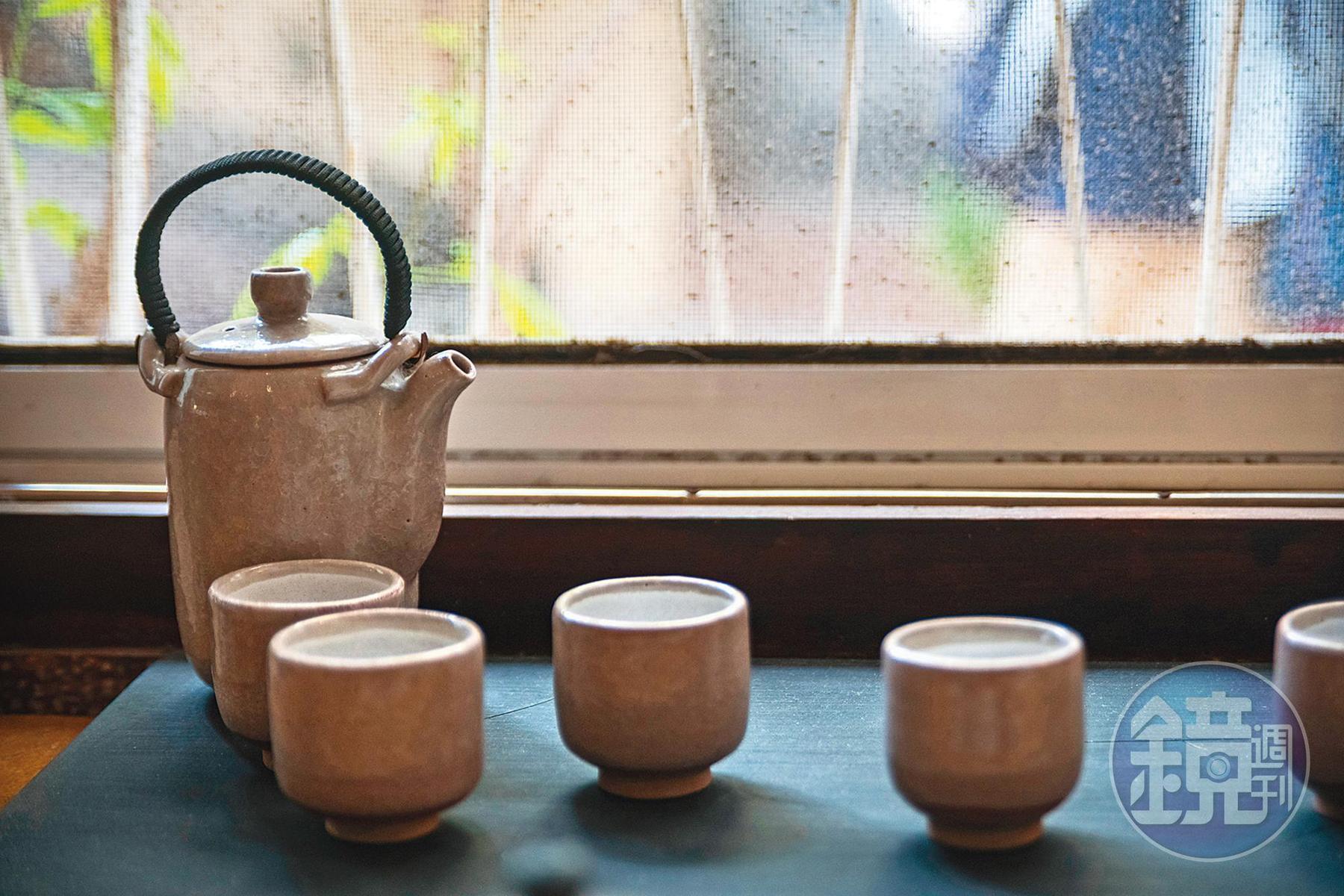此為約50~60年代的阿娘壺茶具縮小版,當時客廳桌上一定會放一個圓托盤,托盤上擺著1壺6杯,家裡有客人來,媽媽就會立刻倒杯茶水招待。