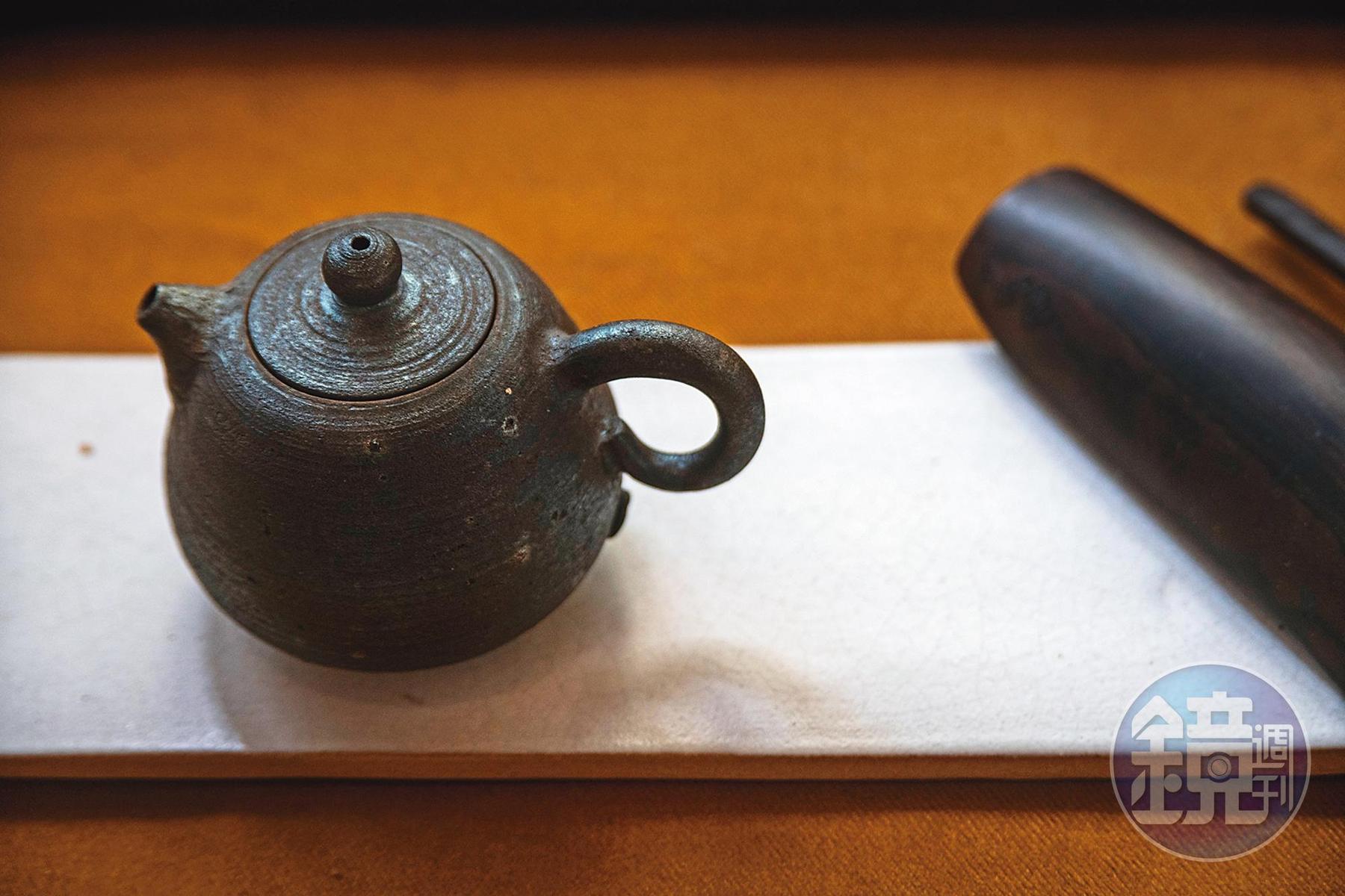 黑色茶壺想表現方啟文心中「故鄉今夜思千里,愁鬢明朝又一年」的意境。