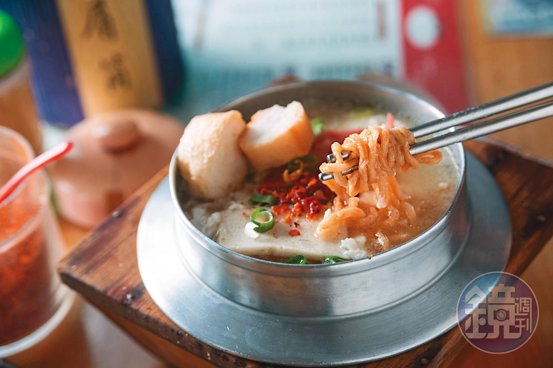 劇中主角3人所點的「鍋燒意麵」是小份的,所以才使用很復古的木頭底座盛裝。(60元/小份)