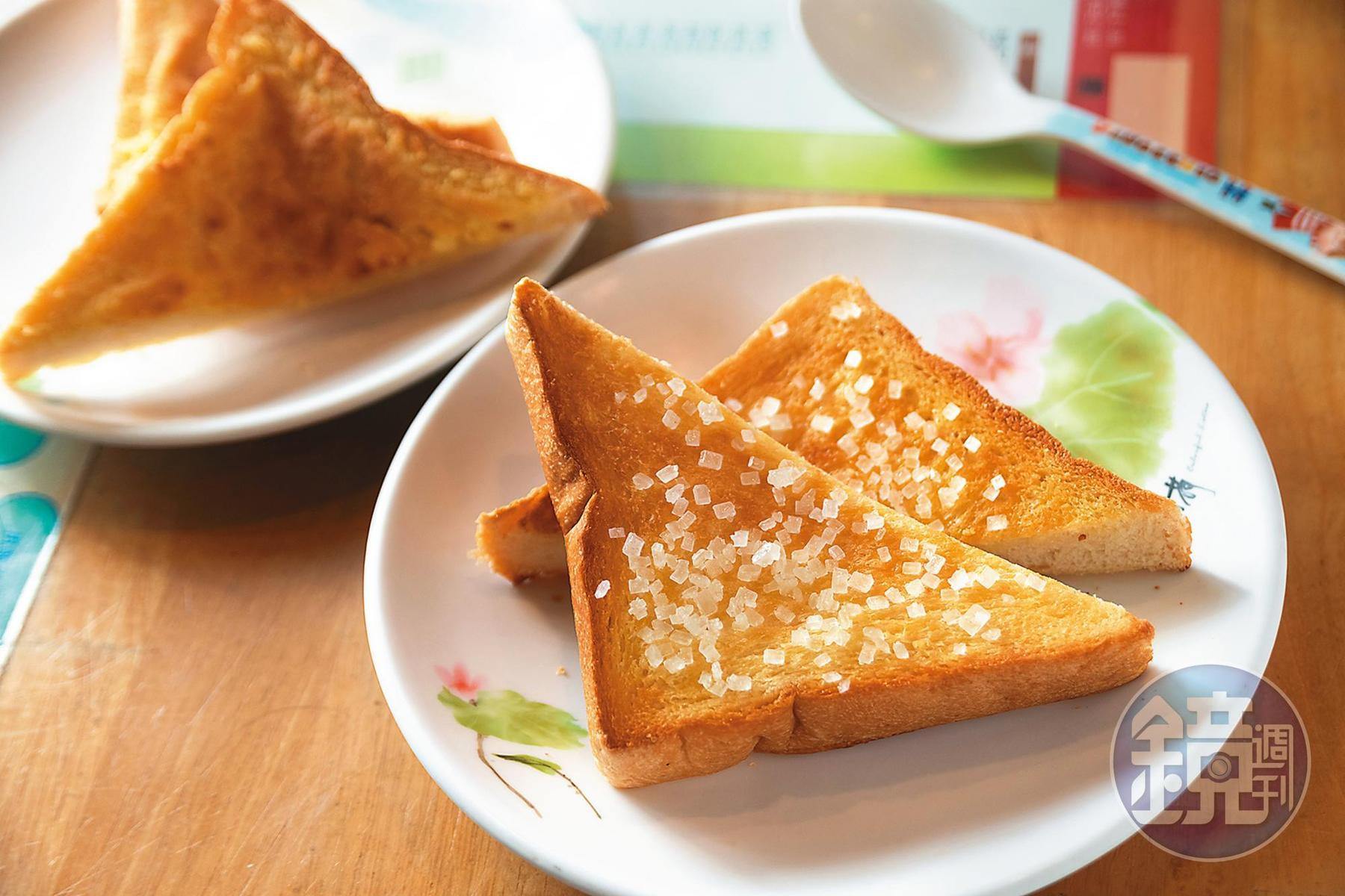 在閒情茗品屋可以吃到撒上冰糖、超台式的「法國厚片」。(20元/小份)