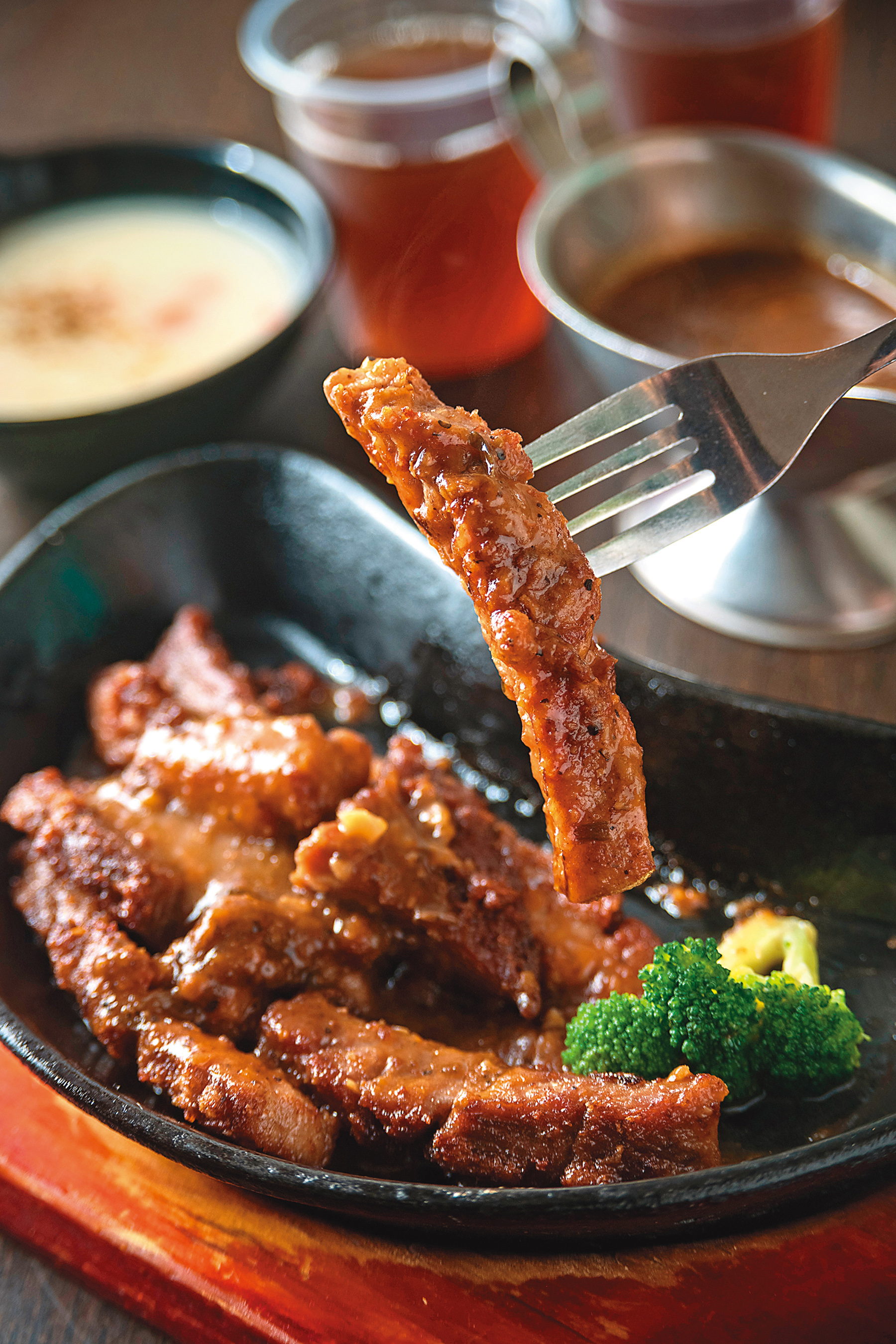 老闆娘特別推薦的「厚切松阪豬排」，為每日限量。（170元／份，非圖中分量） 