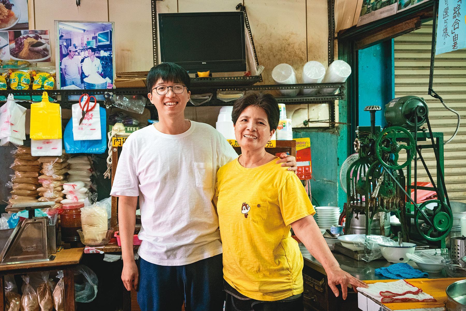 第4代主人楊竣翔(左)與媽媽朱淑美(右)一起經營在市場開了70年的傳統冰店。