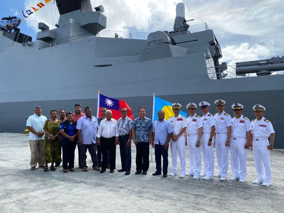 敦睦艦隊24例確診新冠肺炎,指揮中心召集人張上淳表示3名海軍驗出抗體。(翻攝自自中華民國駐帛琉大使館臉書)