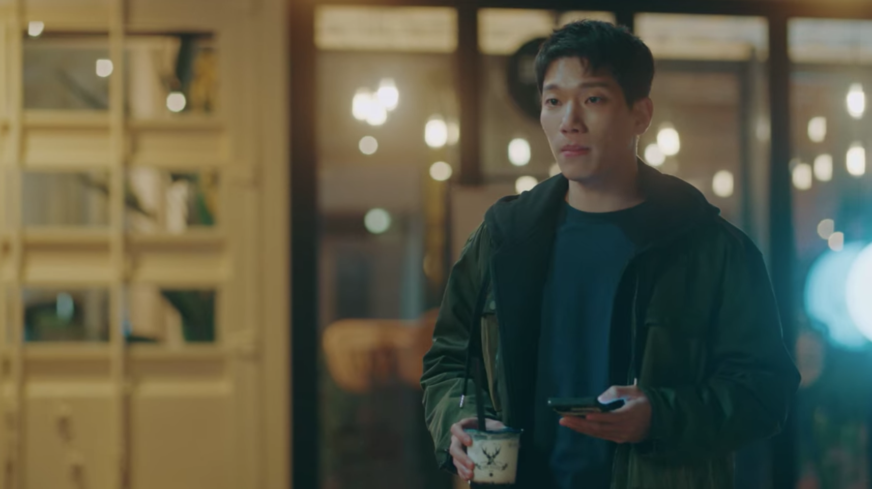 金京南手上的這杯黑糖珍奶,讓台灣觀眾看了眼睛一亮。(截圖自Netflix)