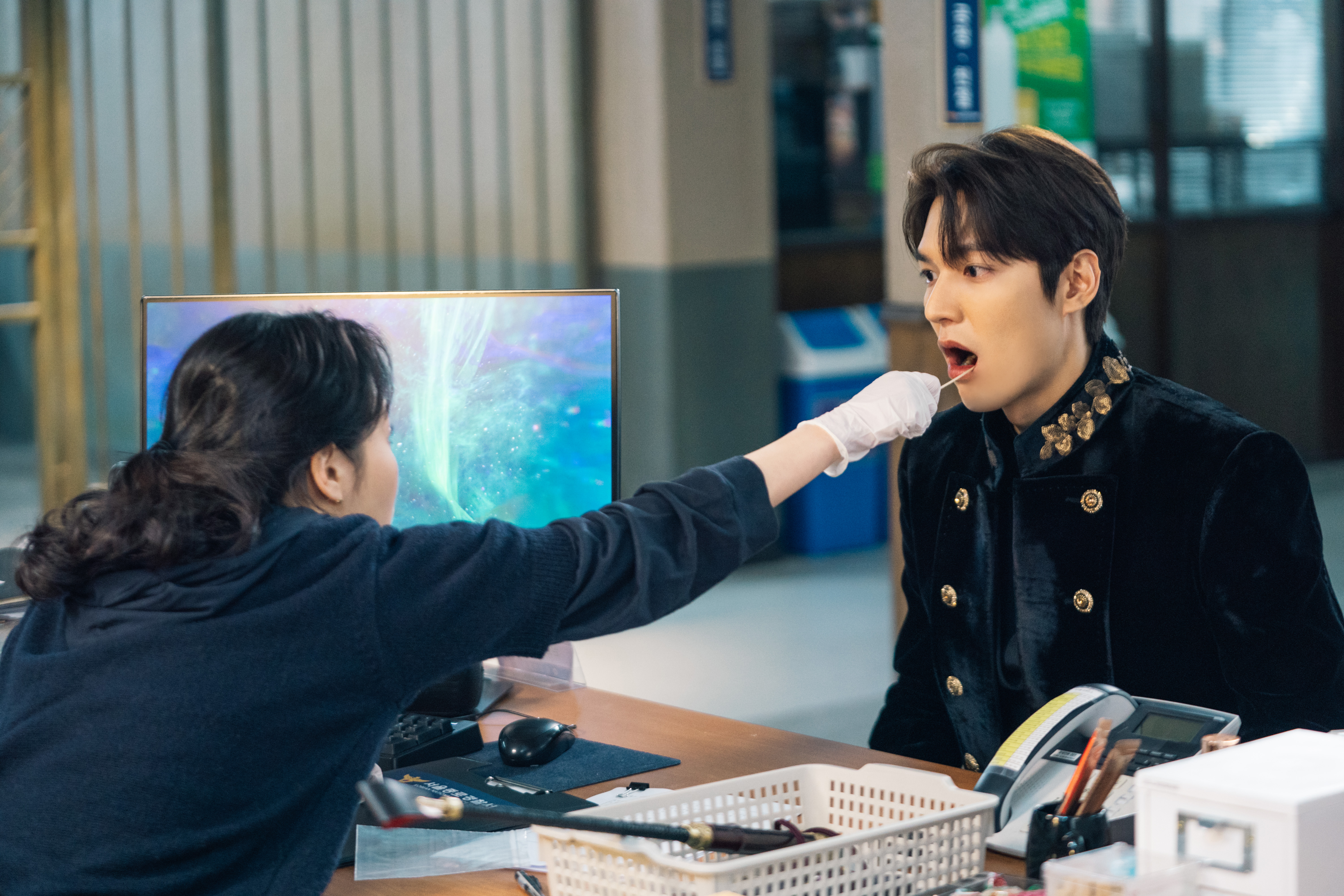 李敏鎬穿越到另一個平行時空,惹出許多笑話。(Netflix提供)