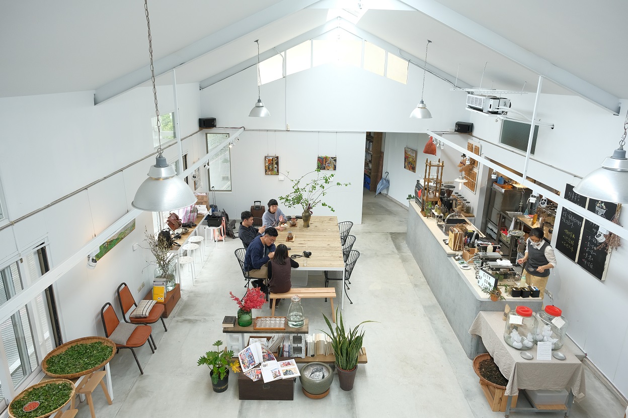 陽光灑入店內，天光散落於白色空間中，格外有療癒氣氛。