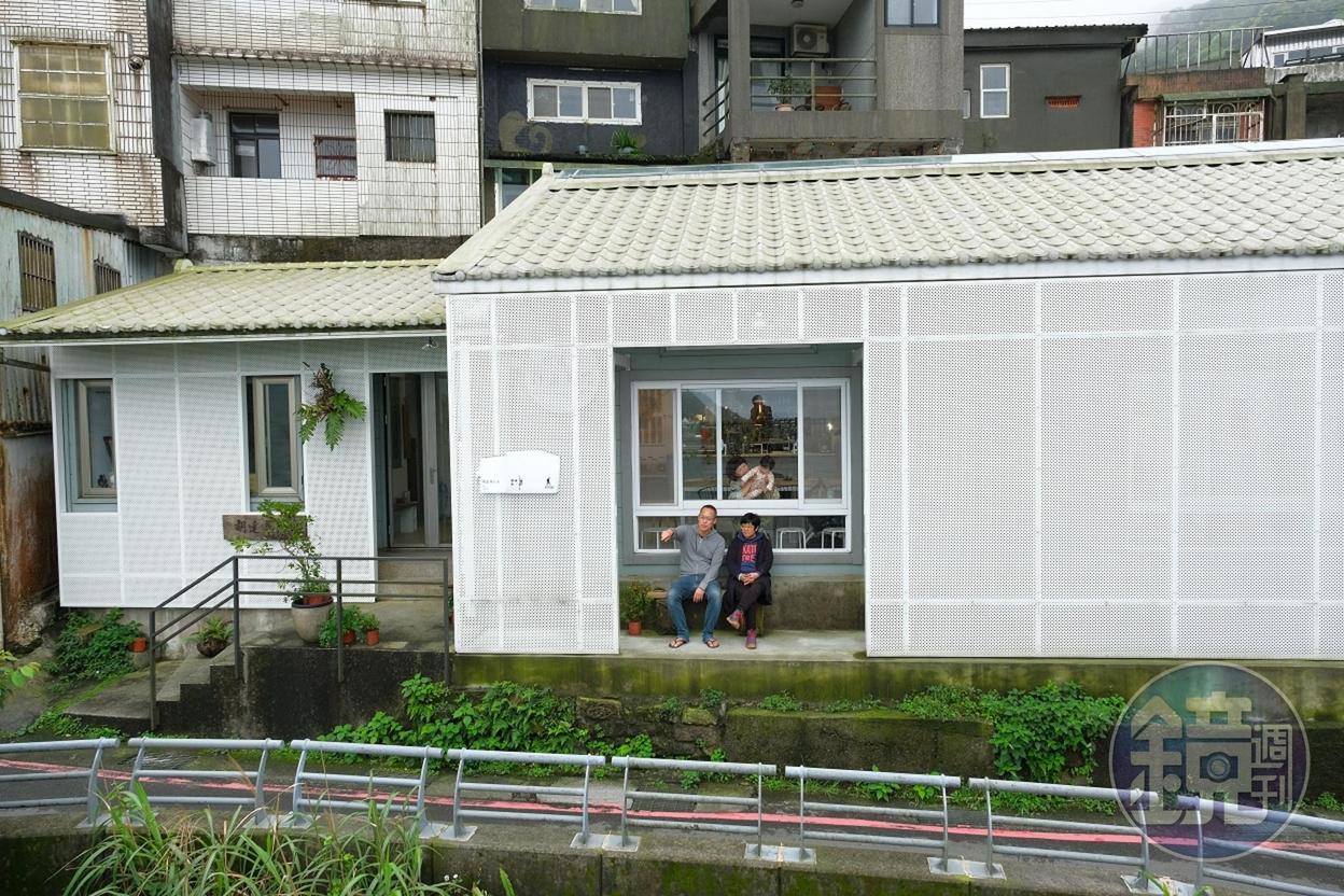 白色外觀的「野事草店」,是九份最新的品茶店,非常受到喜愛。