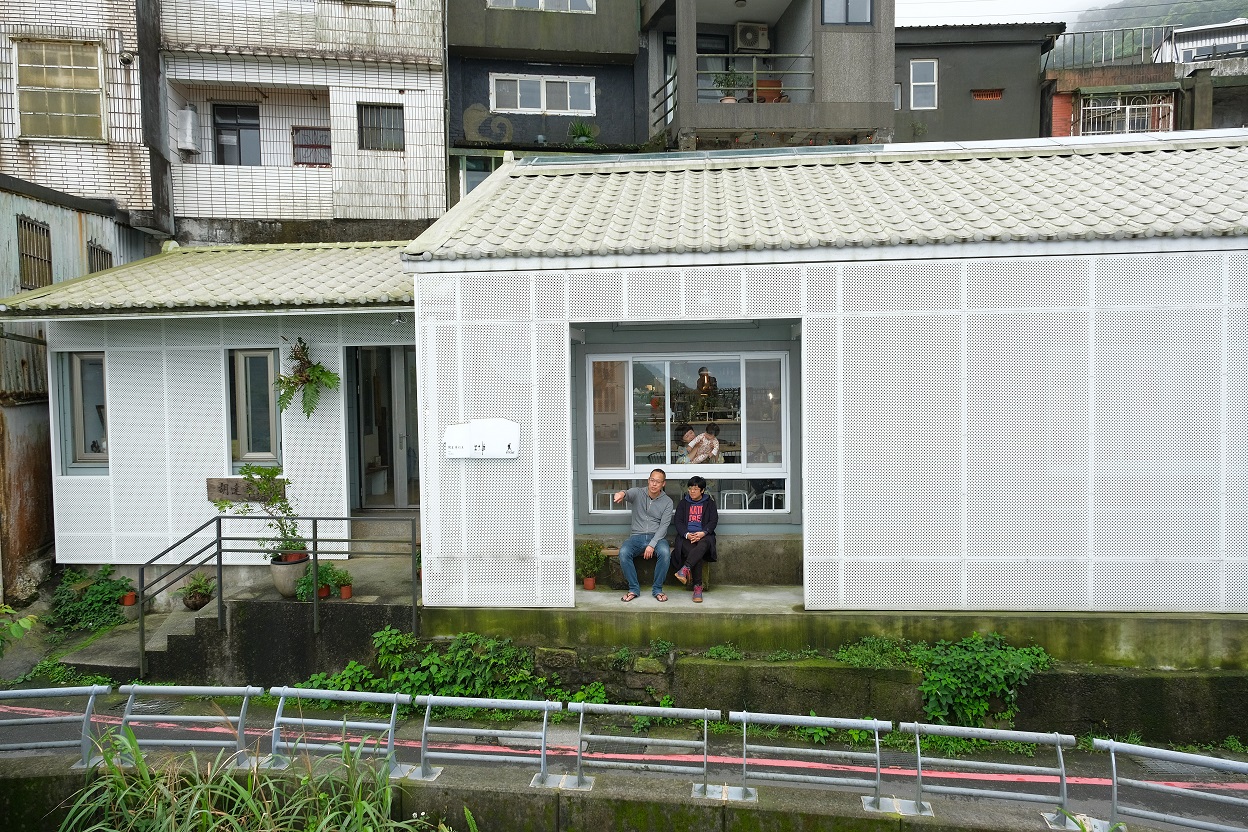 白色外觀的「野事草店」，是九份最新的品茶店，非常受到喜愛。