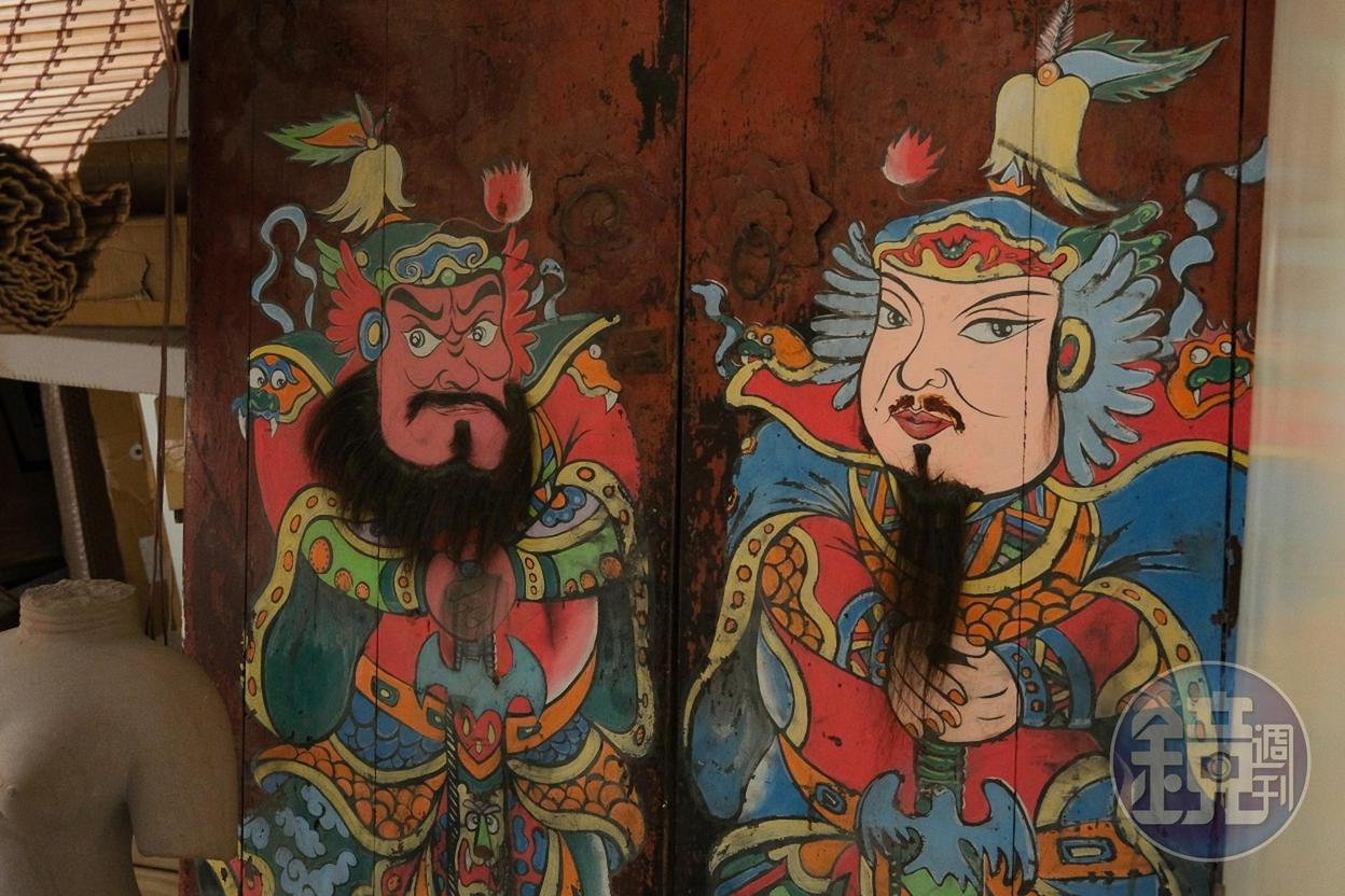 藝術家胡達華蒐集的老門,門神竟然有鬍子。