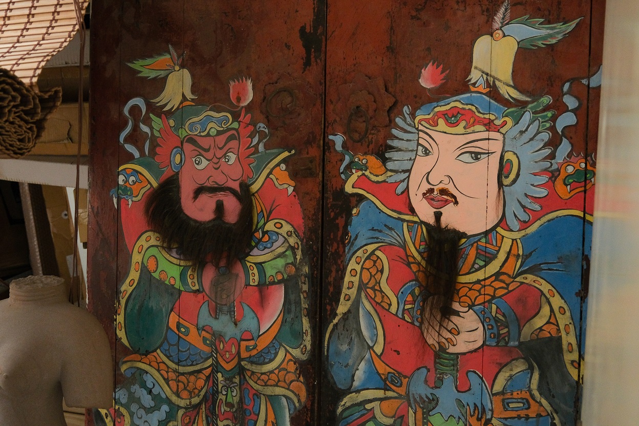 藝術家胡達華蒐集的老門，門神竟然有鬍子。
