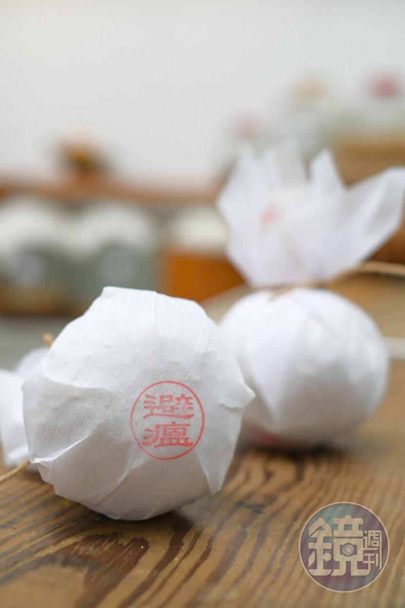 店內也賣可舒緩肩頸疲勞的藥草球。(320元/個)