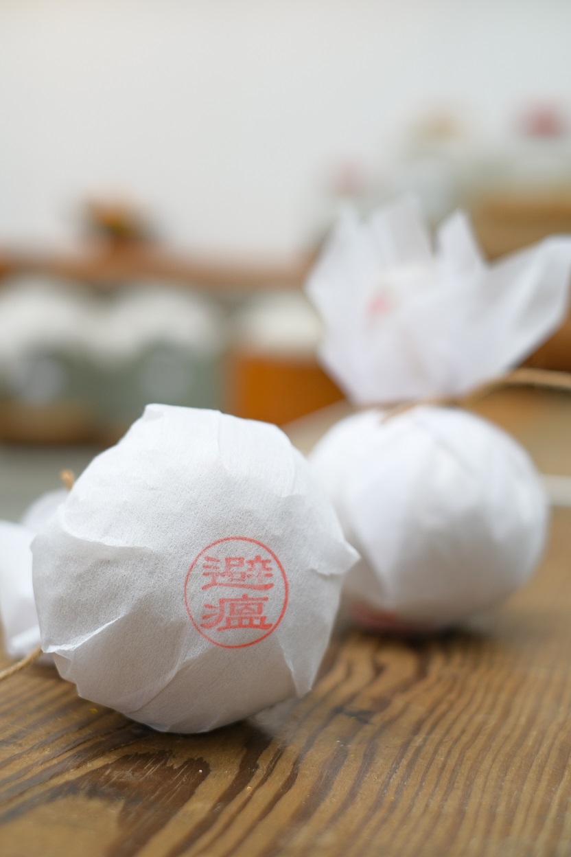 店內也賣可舒緩肩頸疲勞的藥草球。（320元／個）