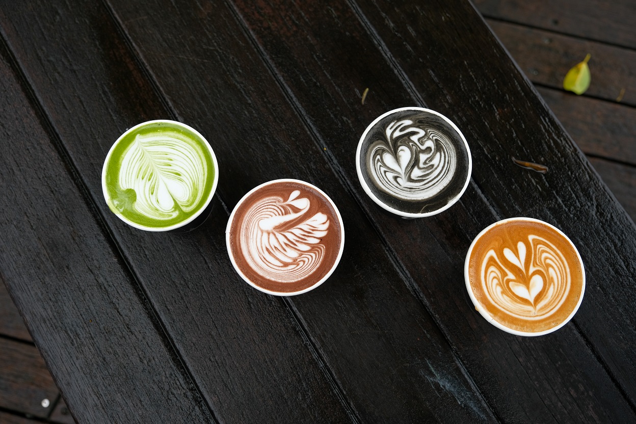 4種不同的咖啡飲品,其中以加上竹炭的咖啡最有特殊性,拍攝時剛好一滴雨從樹上滴落,掉入抹茶杯中。(150元起/杯)