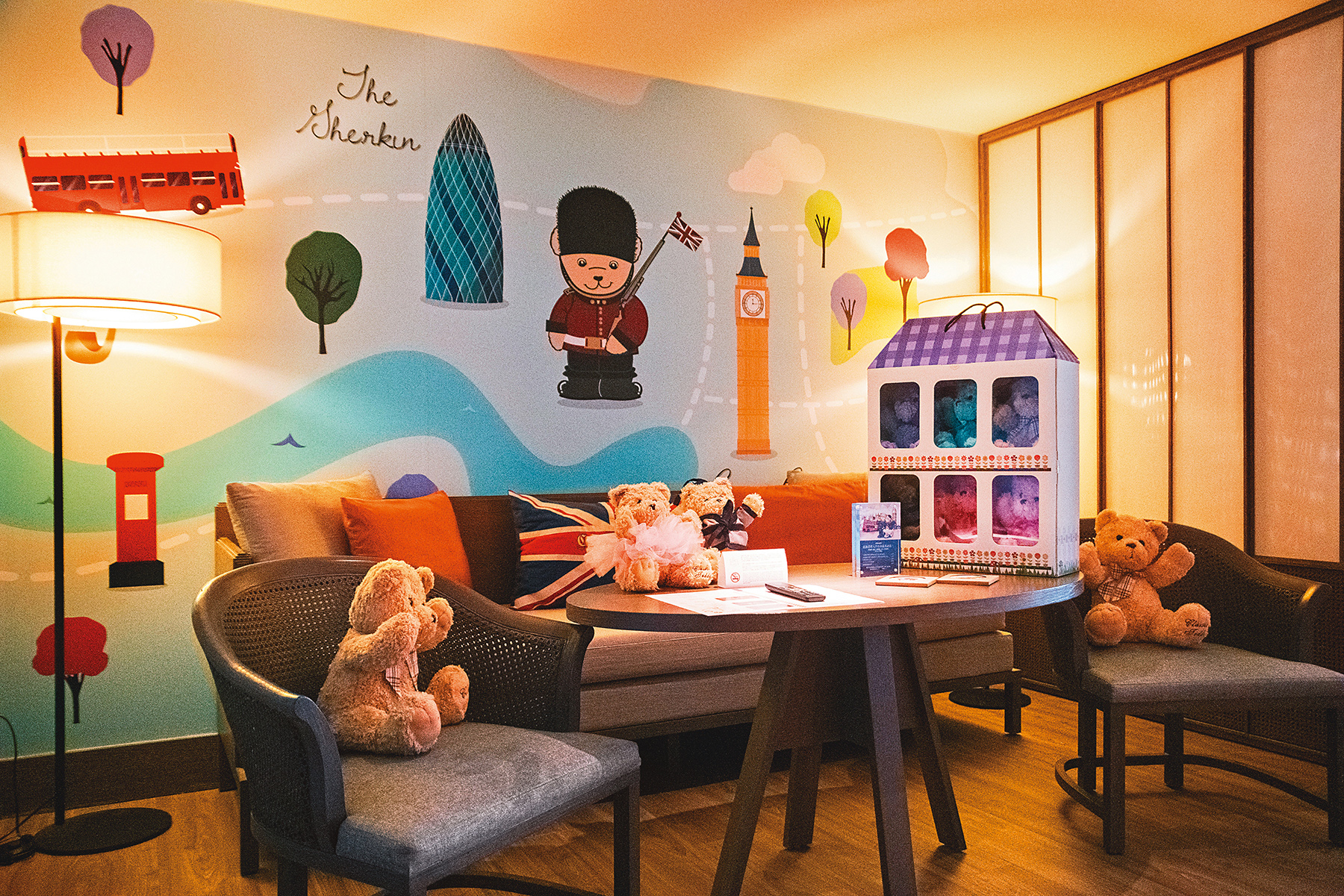 入住泰迪熊主題房，可把6隻9吋泰迪熊、熊造型夾腳拖、小熊造型馬卡龍、特製餅乾與鐵盒，以及泰迪熊杯墊都帶回家。