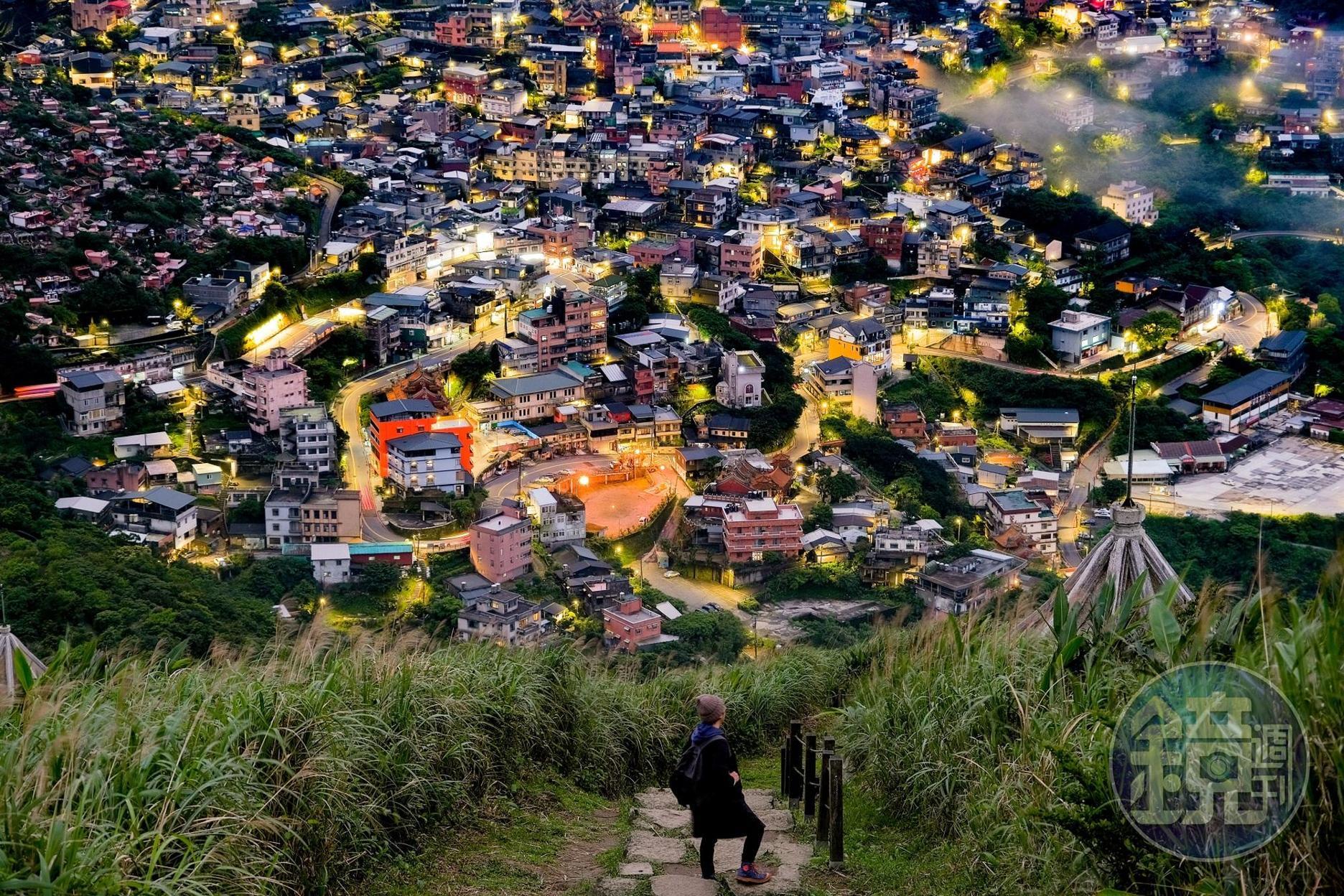 雞籠山登山步道的回頭景，是九份近來最夯的拍攝點。