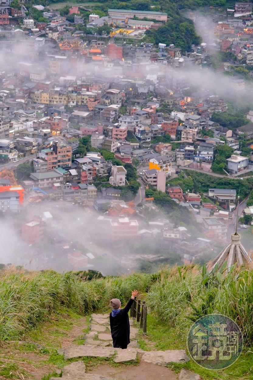九份山景入夜前，白霧逐漸退散。