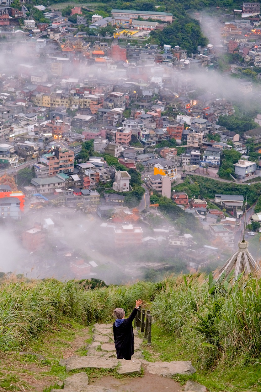 九份山景入夜前,白霧逐漸退散。