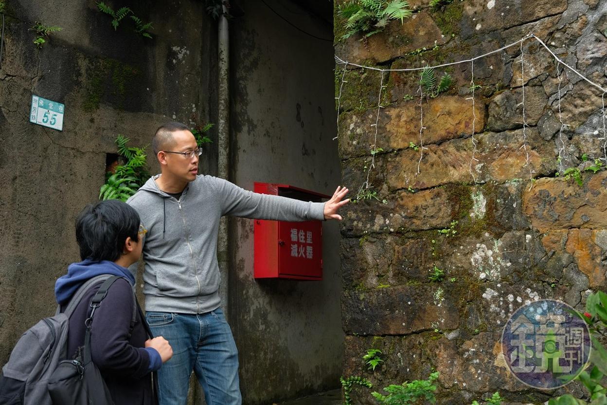 舊時的九份多是石頭屋，一般家屋四周以整齊石頭搭建，建築中心則有不規則堆砌的特點。