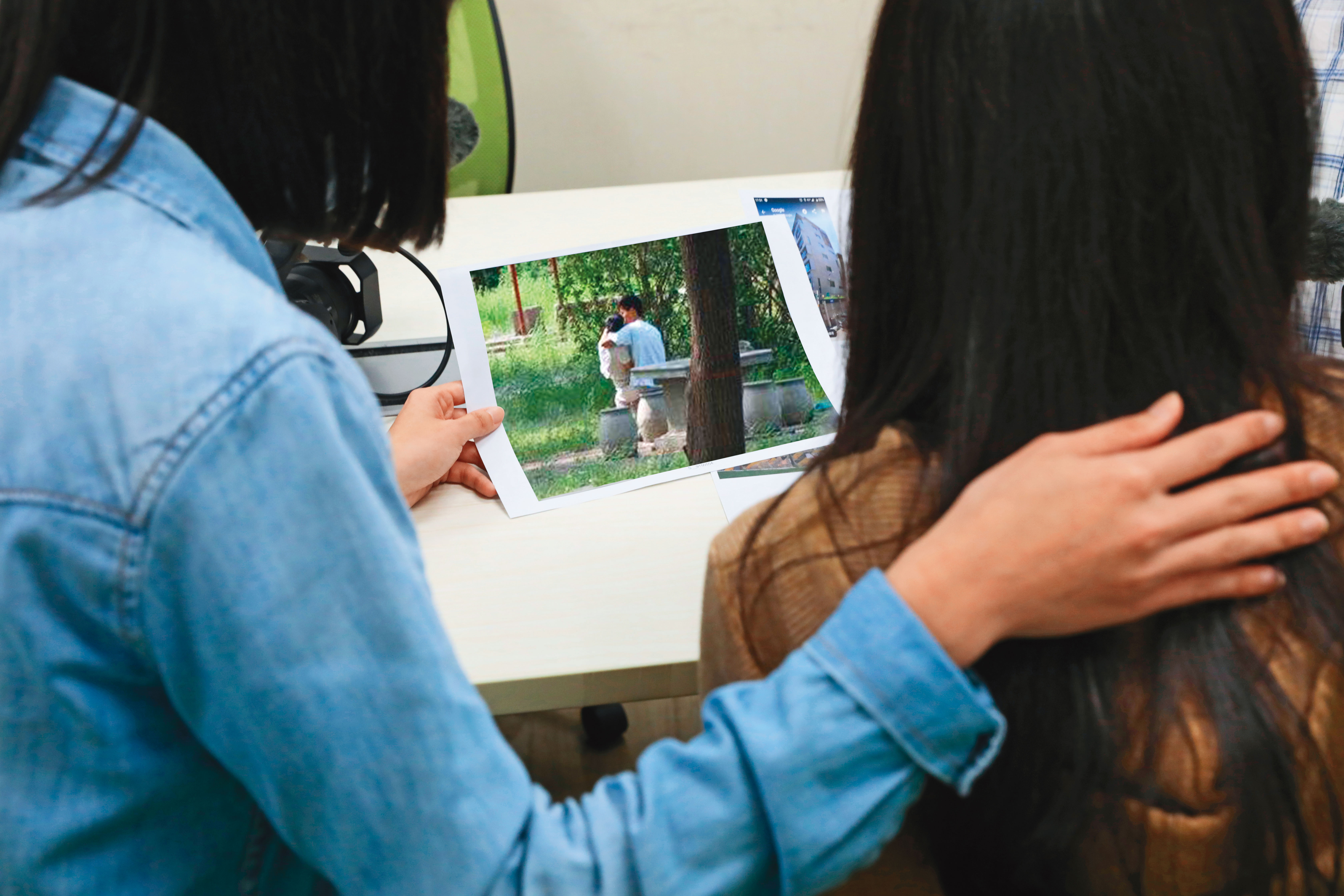 少數不肖徵信社業者在抓姦蒐證過程中，還耍詐向當事人恐嚇要錢。圖為情境照，非當事人。