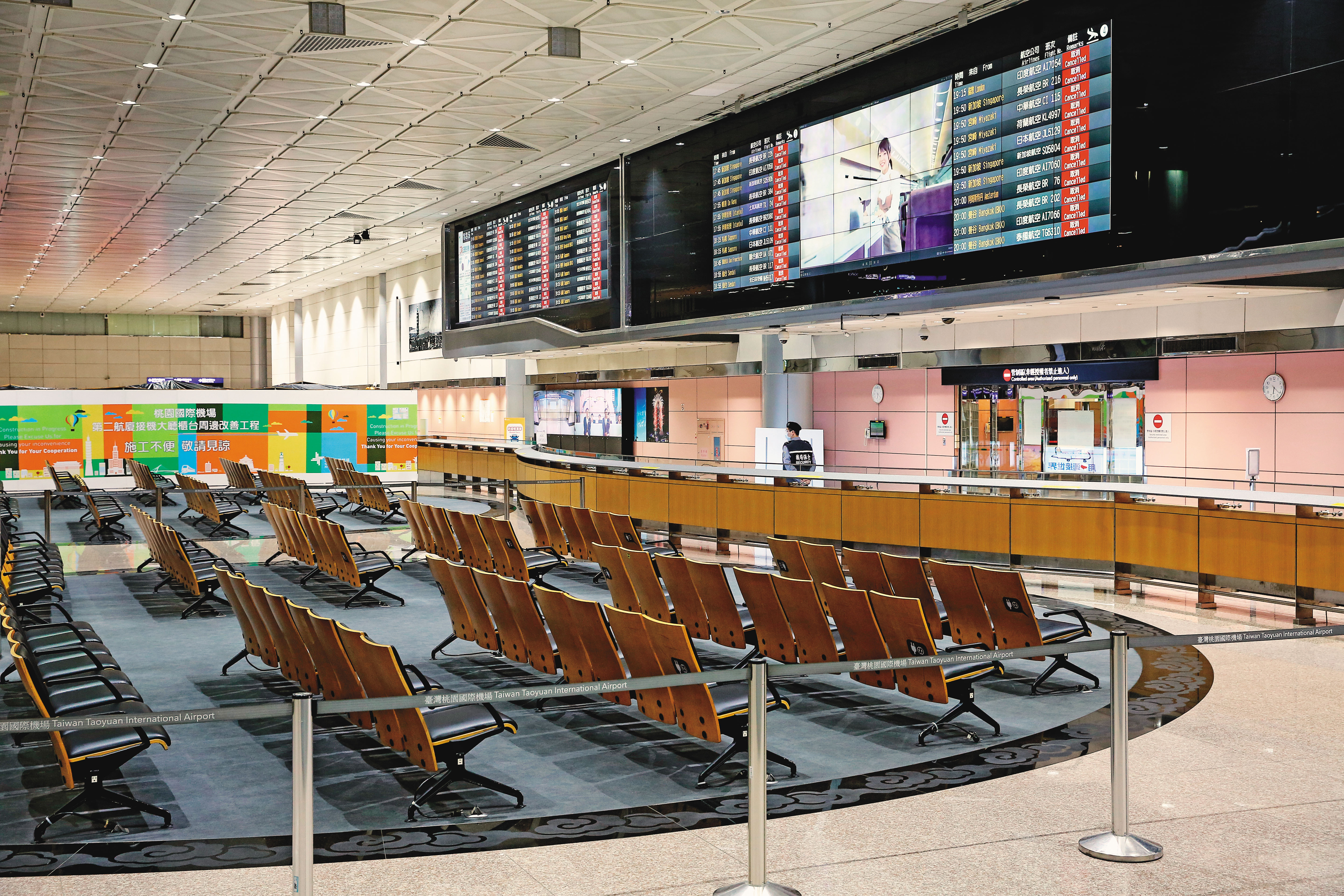 4月14日，桃園機場入出境總人數僅有669人，是機場啟用以來的最低紀錄。