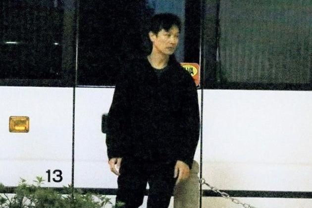 《半澤直樹2》上月中因武漢肺炎疫情中止拍攝,堺雅人被拍到沒戴口罩趕下班。(翻攝自日本雅虎)