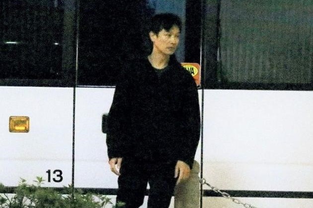 《半澤直樹2》上月中因武漢肺炎疫情中止拍攝，堺雅人被拍到沒戴口罩趕下班。（翻攝自日本雅虎）