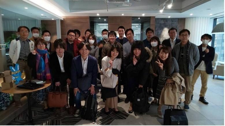 《半澤直樹2》臨演大合照中,多數人員幾乎未戴口罩。(翻攝自日本雅虎)