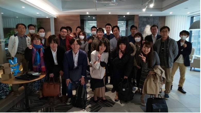 《半澤直樹2》臨演大合照中，多數人員幾乎未戴口罩。（翻攝自日本雅虎）