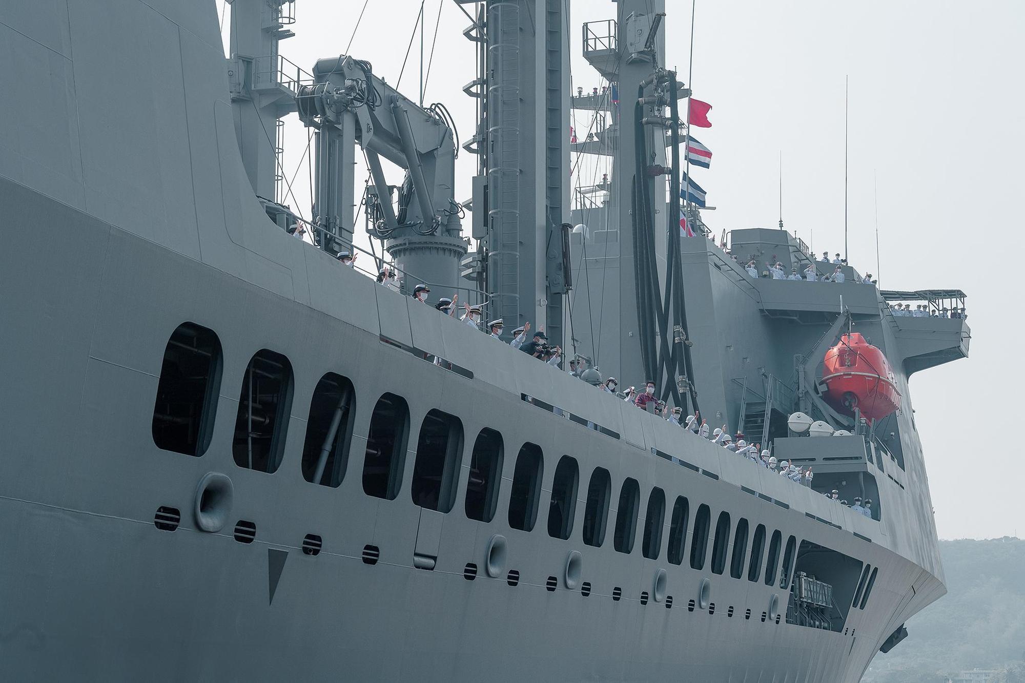 敦睦艦隊官兵疑似在「隔離期間」偷跑下船。（總統府提供）