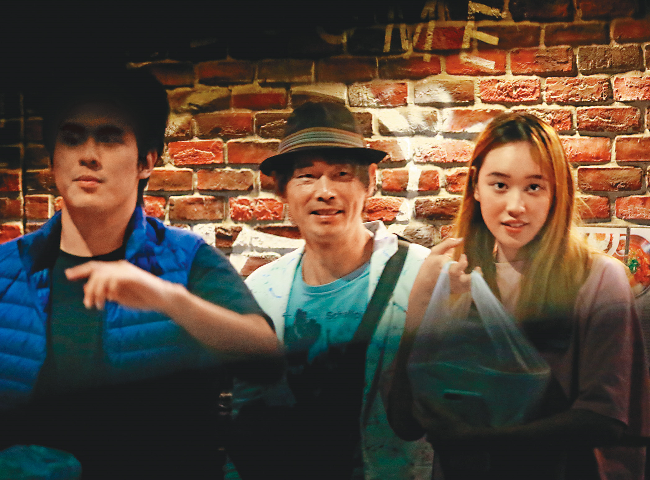 黃品源（中）與兒子黃懷德（左）、女兒黃懷萱（右）一起吃火鍋，3人吃完了還打包了一堆餐點。