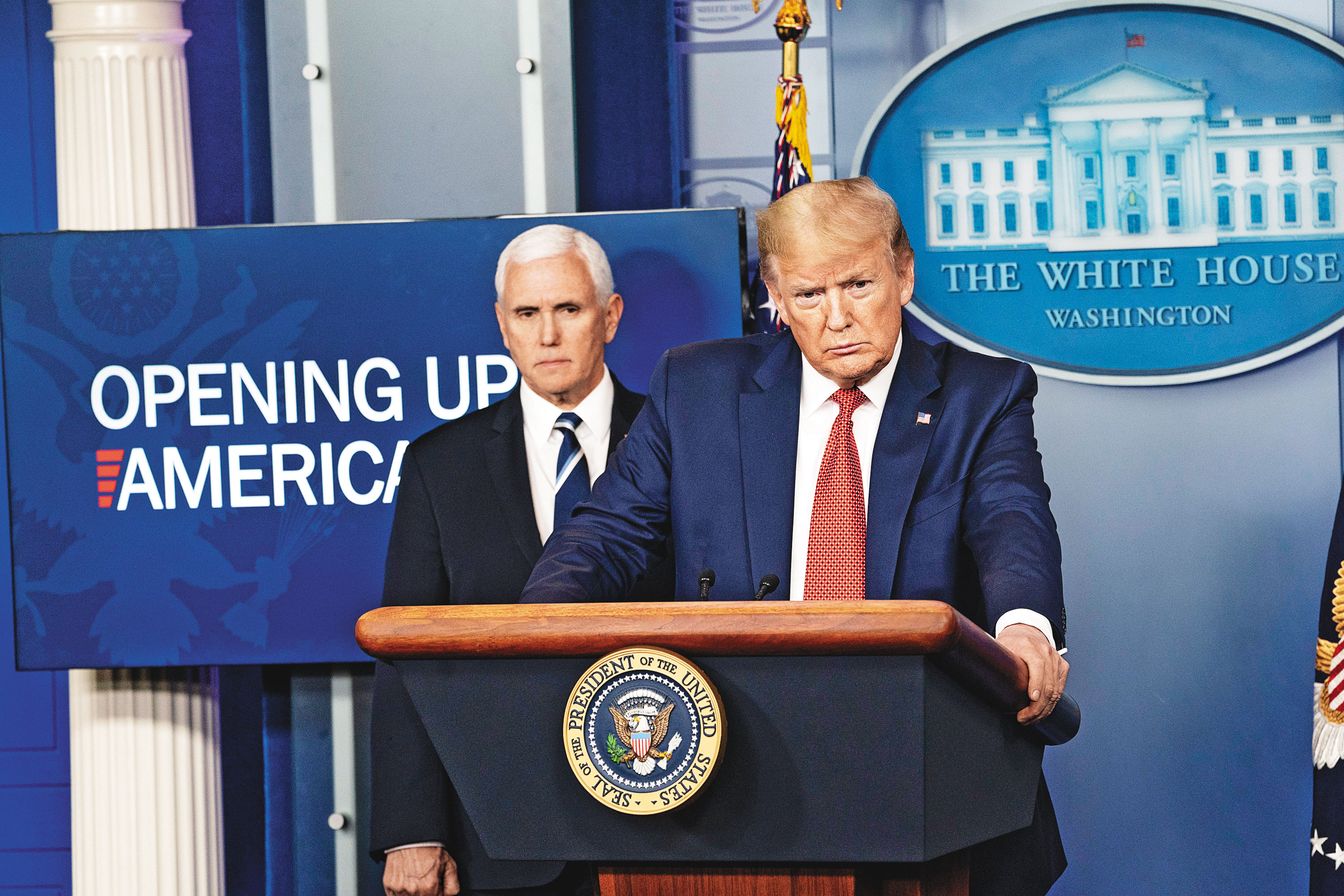 美國總統川普(右)推出重新開放經濟計畫,將股市推升至波段新高。(翻攝白宮官網)