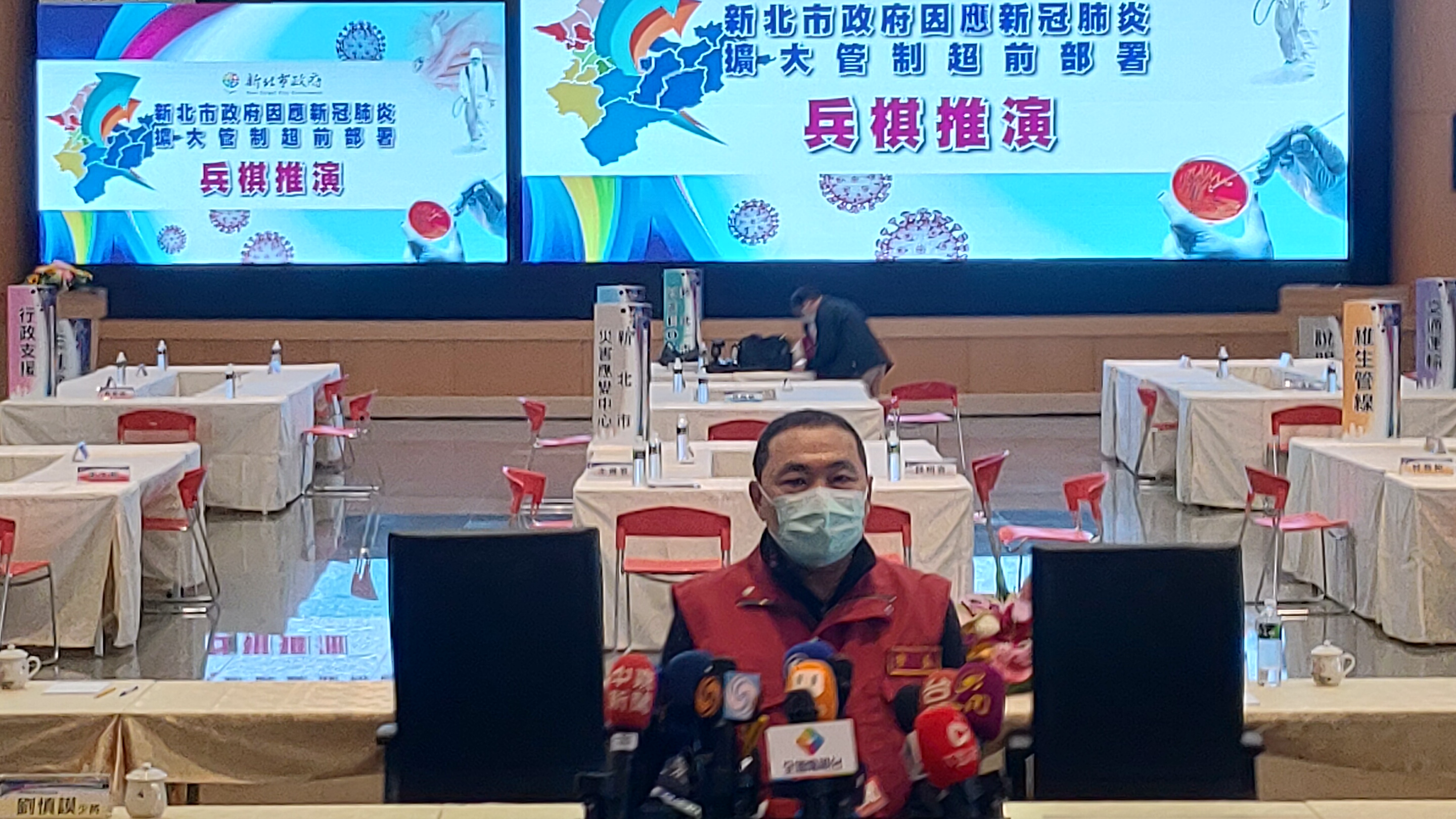 新北市長侯友宜在防疫兵推後，公布敦睦艦隊新北確診官兵足跡。