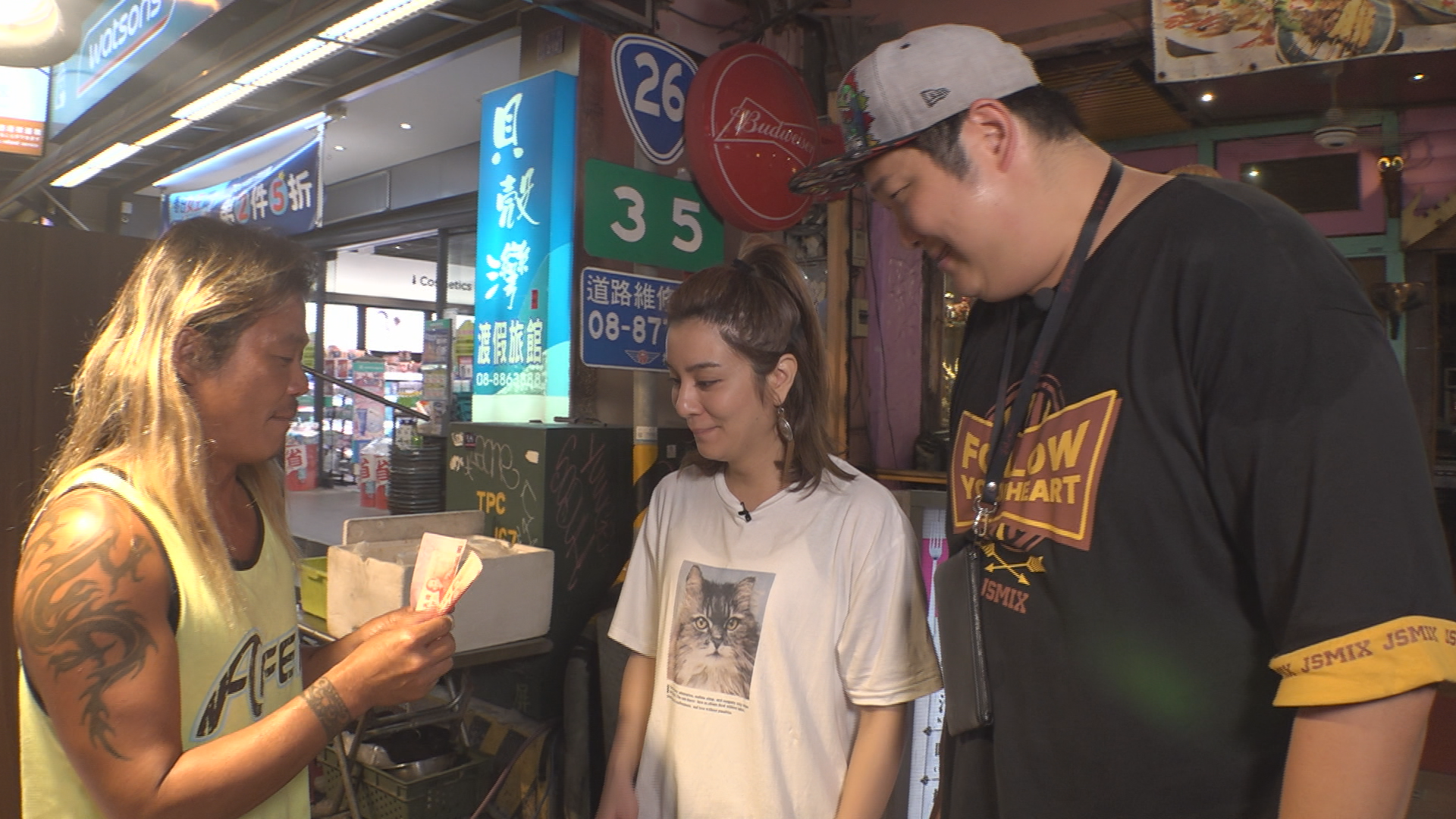 莎莎和哈孝遠靠著打工賺旅費。（TVBS提供）