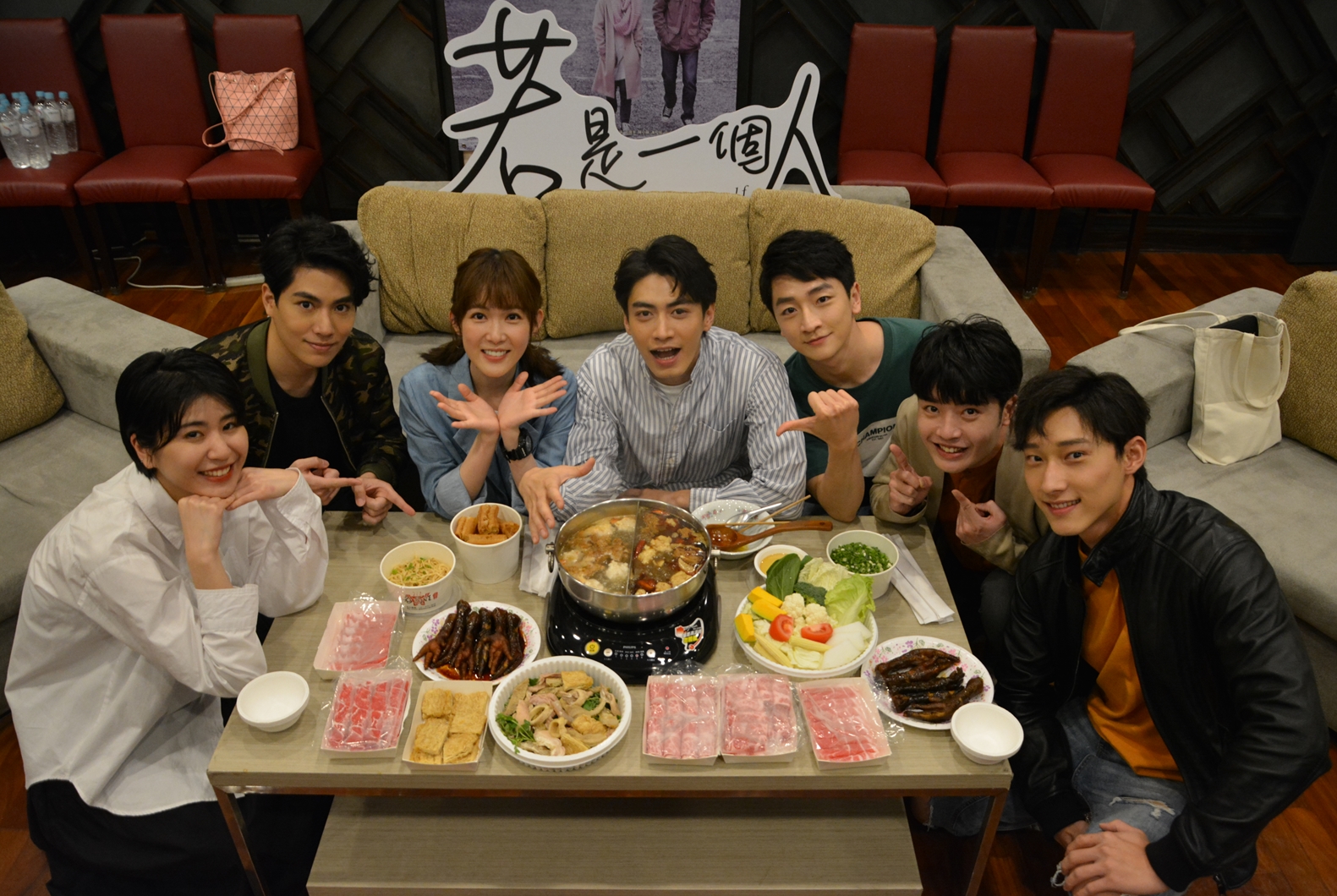 《若是一個人》演員群邊吃火鍋邊直播。（華視提供）