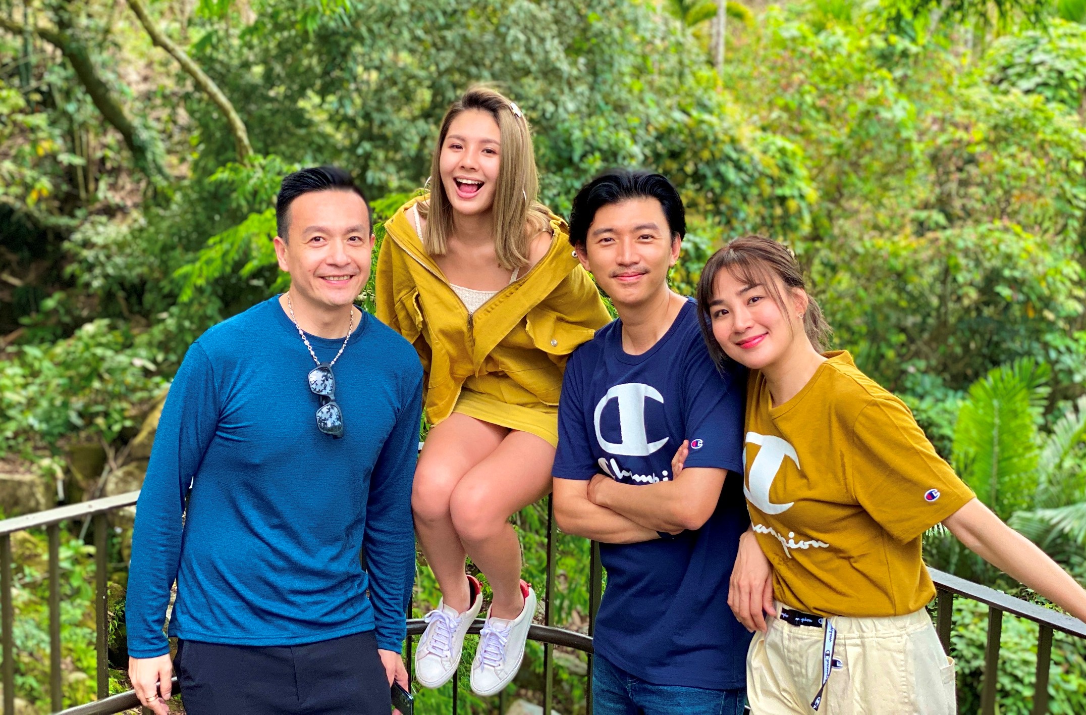 洪小鈴攜曾少宗丟偶包大玩《愛玩客》。（三立提供）