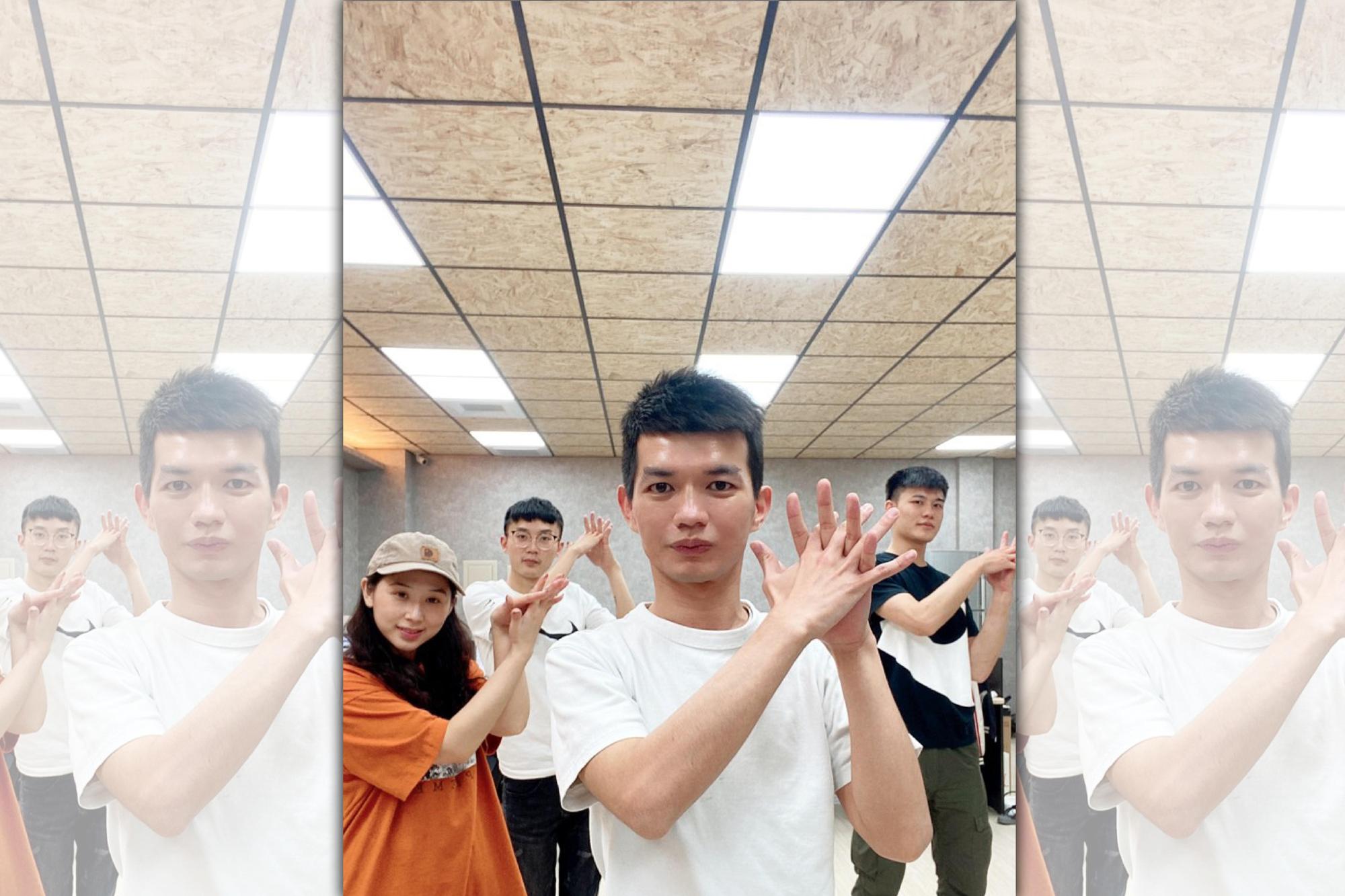 宥凱帶著員工跳洗手舞,為防疫加油。(馬棋朵提供)